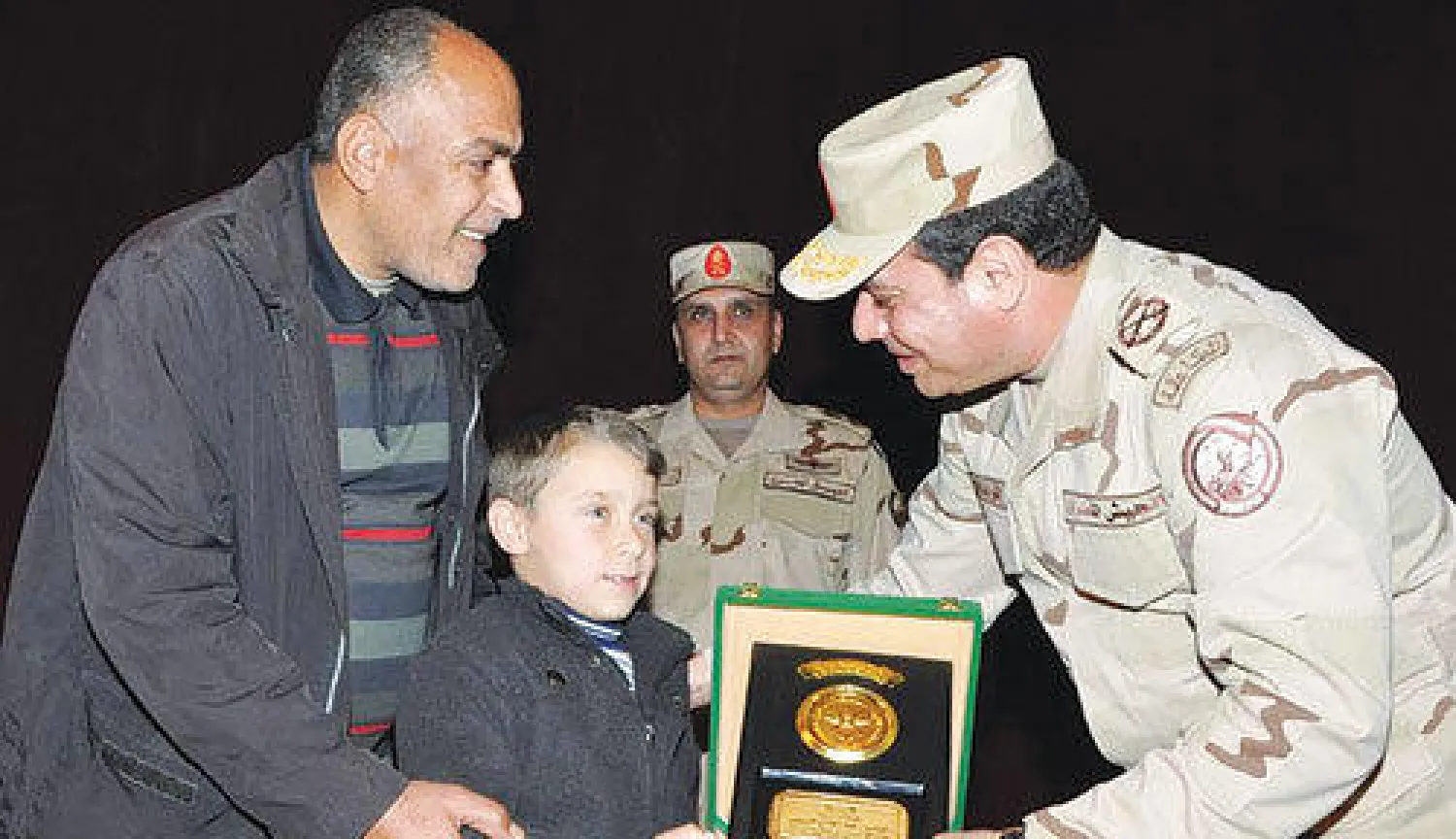 قائد الجيش المصري المشير عبد الفتاح السيسي خلال تكريم عدد من ذوي الضباط ضحايا المروحية التي سقطت الشهر الماضي (موقع المتحدث العسكري)