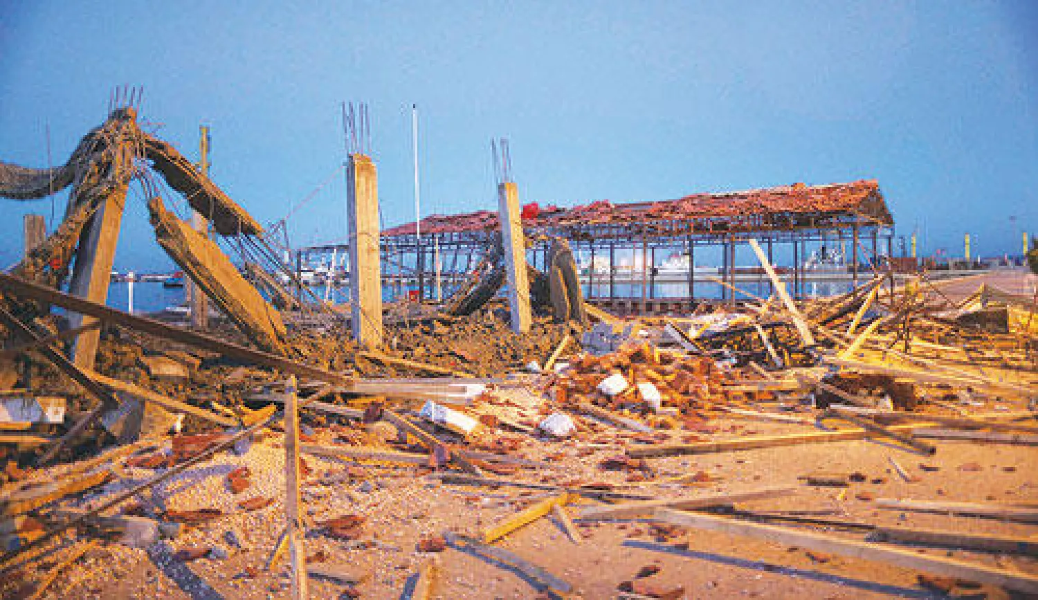 آثار مقهى ومطعم في بنغازي تعرض لعملية تفجير أمس لم يسفر عن أي ضحايا (رويترز)