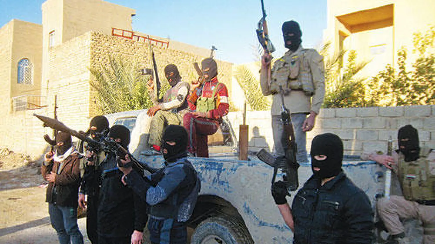مسلحون ملثمون يقفون لالتقاط صورة قبل القيام بدورية في الفلوجة أول من أمس (أ.ب)