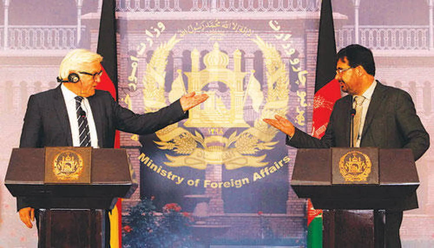 وزير الخارجية الألماني فرانك - فالتر شتاينماير (يسار)  خلال مؤتمر صحافي عقده مع نظيره الأفغاني زارا أحمد عثماني في كابل أمس (رويترز)