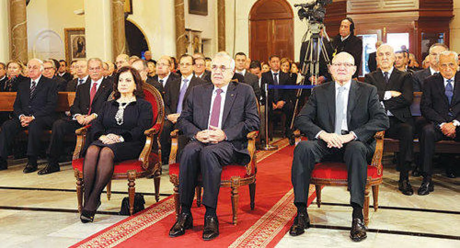 الرئيس اللبناني ميشال سليمان لدى حضوره قداسا في كنيسة سان مارون في وسط بيروت أمس (دالاتي ونهرا)