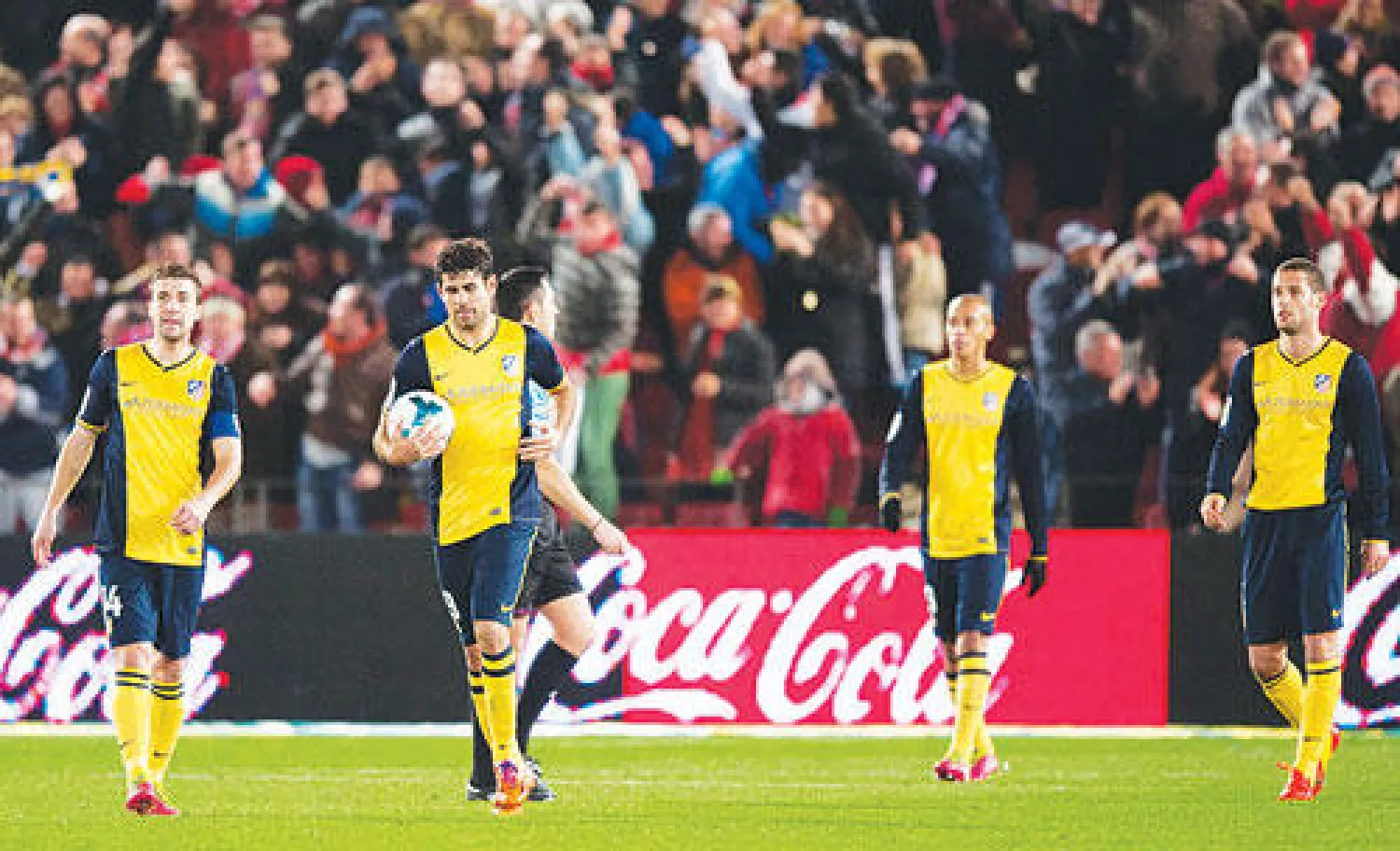 الإحباط يبدو على لاعبي أتلتيكو مدريد عقب الخسارة أمام الميريا (أ.ب)