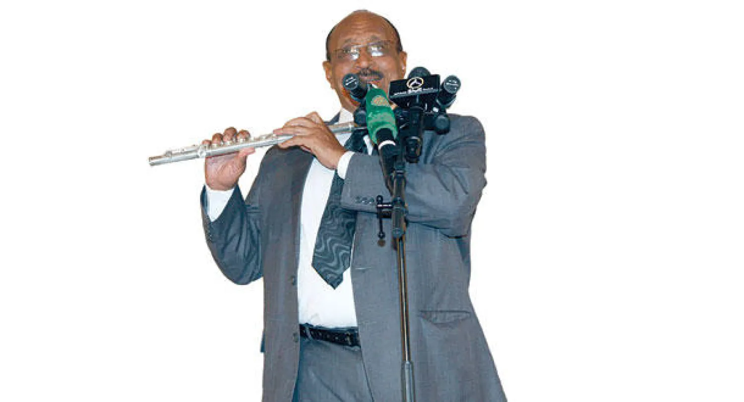 الموسيقار حافظ عبد الرحمن لدى أدائه بعض المقطوعات الموسيقية (تصوير: بشير صالح)