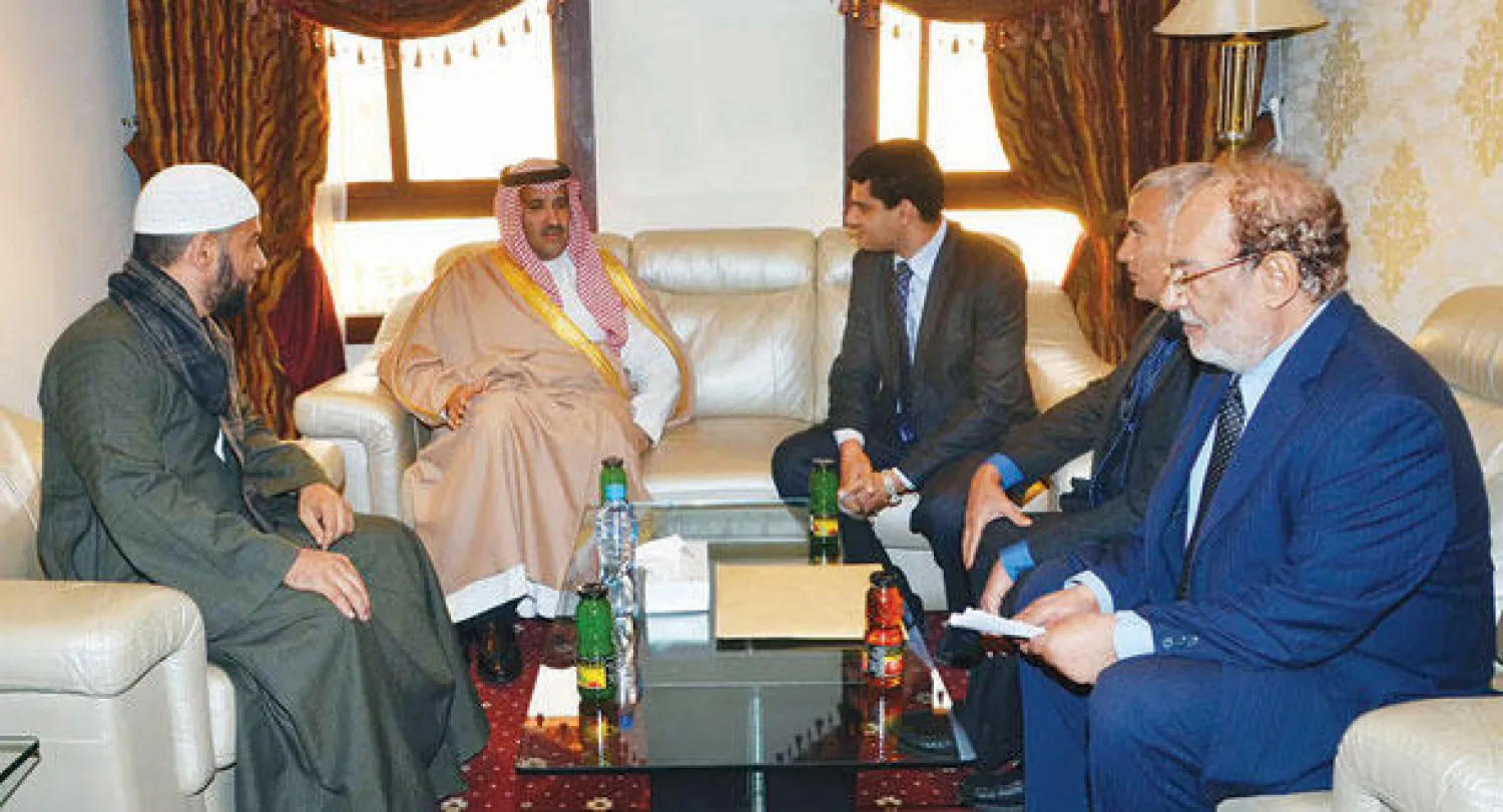 الأمير فيصل بن سلمان لدى تقديمه واجب العزاء لنائب القنصل المصري