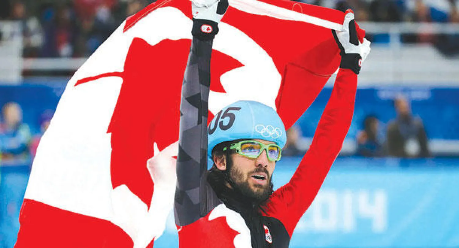 الكندي تشارلز هاميلين محتفلا بذهبيته في أولمبياد سوتشي (رويترز)