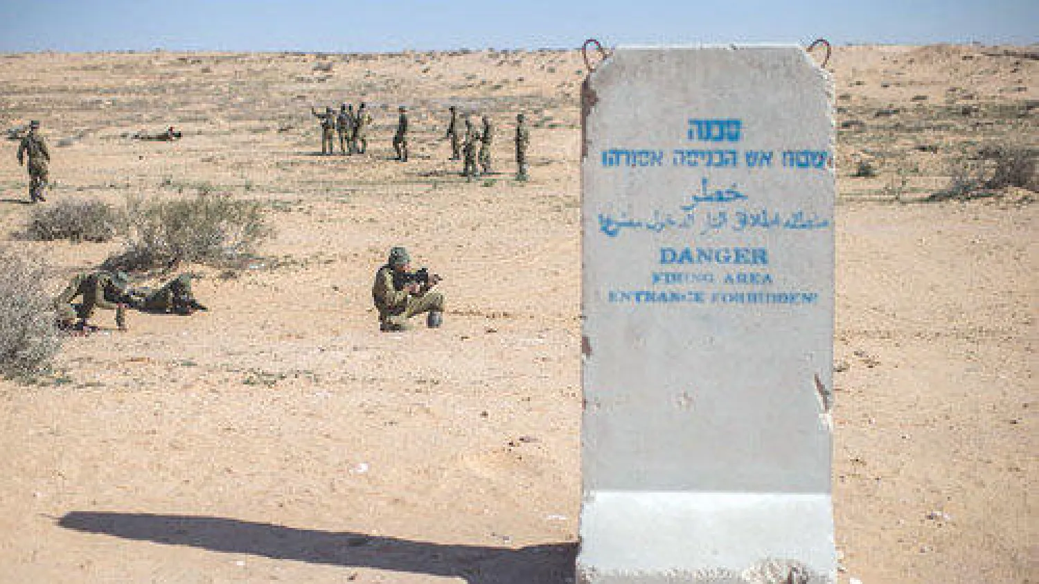 جنود إسرائيليون خلال تدريبات في صحراء النقب أمس (إ.ب.أ)