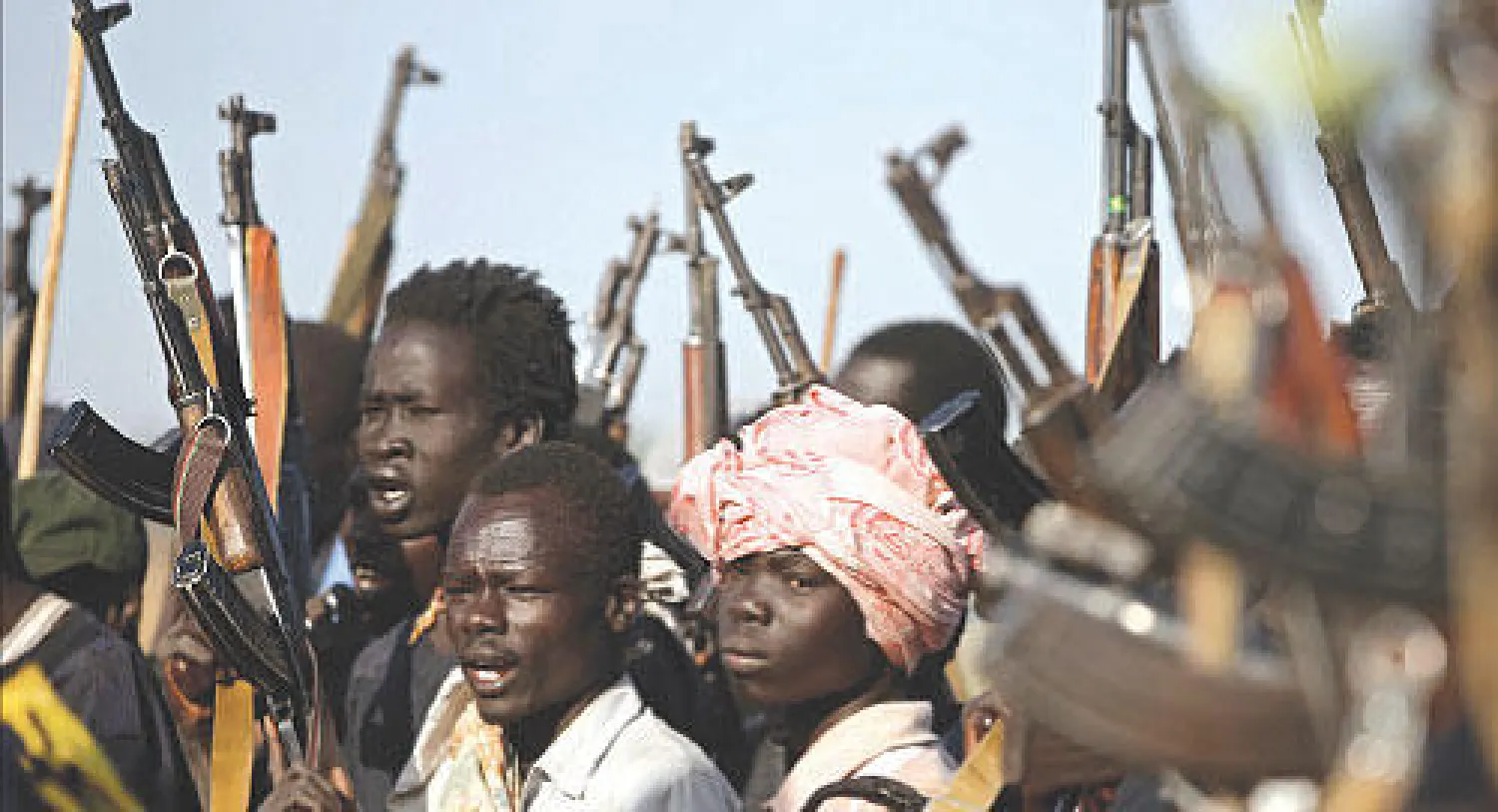 مقاتلون معارضون من قبائل النوير يرفعون أسلحتهم في مناطق النيل الأعلى أمس (رويترز)