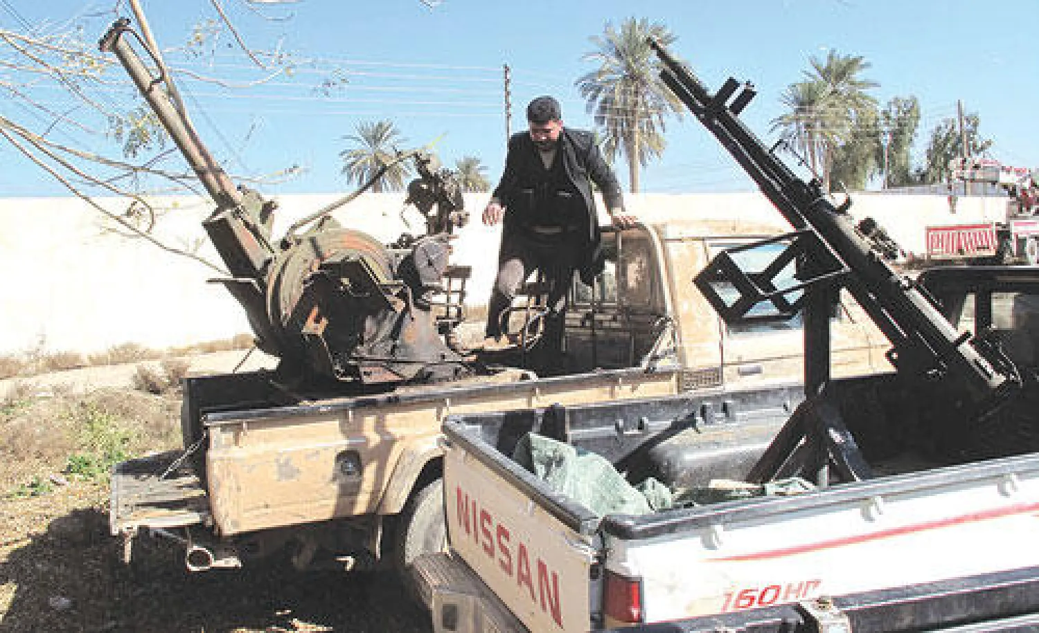 عراقي يقف على متن شاحنة استولت عليها القوات الحكومية خلال معارك في الرمادي السبت الماضي (أ.ف.ب)