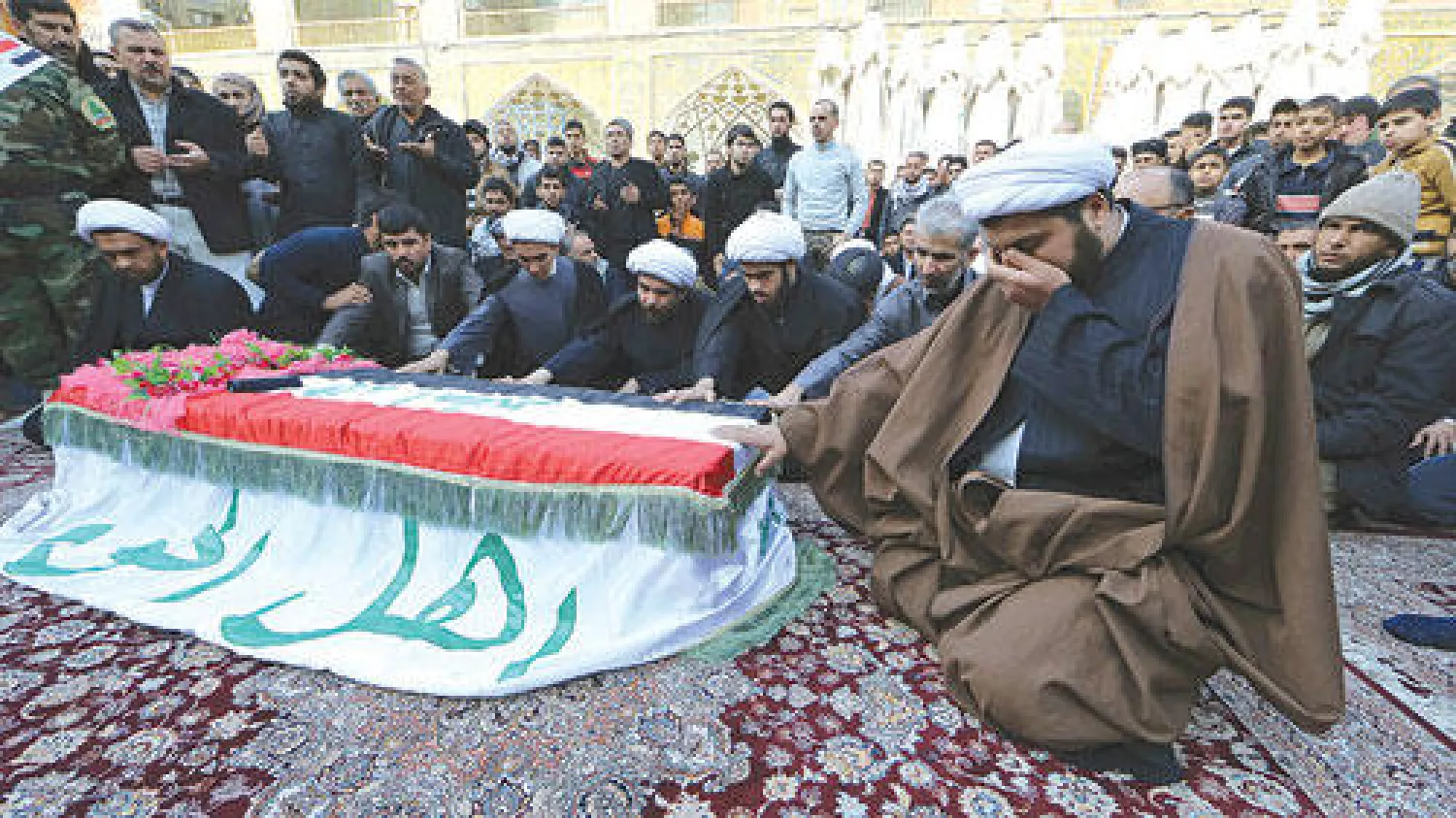 عراقيون يبكون على جنازة أحد أعضاء جماعة «عصائب أهل الحق» العراقية الموالية لنظام بشار الأسد قتل في اشتباكات مع الجيش السوري الحر (رويترز)
