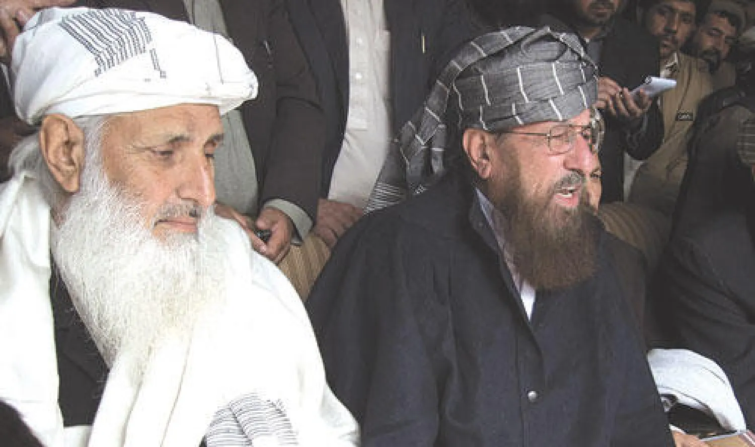 مولانا سميع الحق والبرفيسور إبراهيم خان عضوا مجلس شورى حركة طالبان خلال مؤتمر صحافي عقداه في الشريط القبلي أمس (أ.ف.ب)