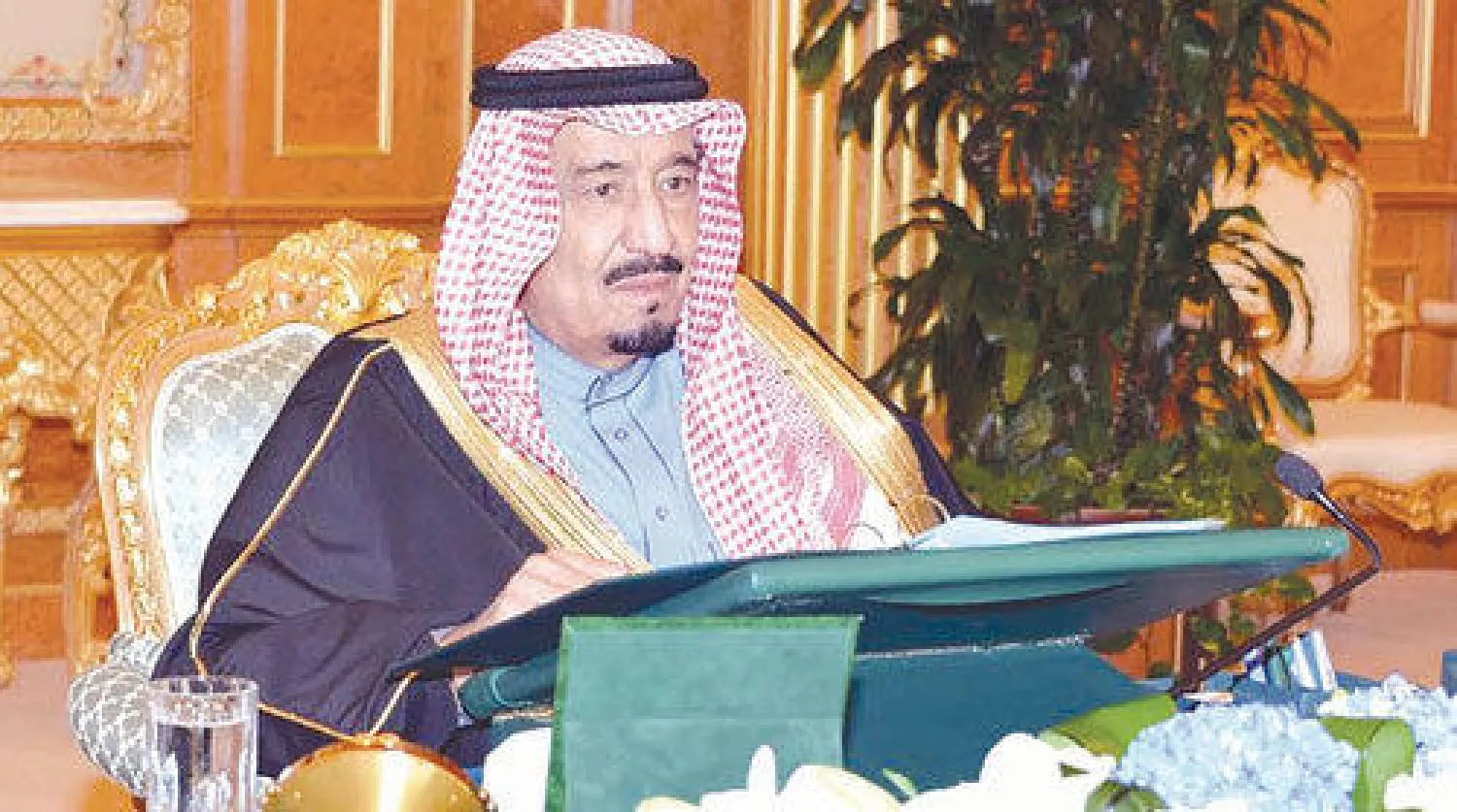 الأمير سلمان بن عبد العزيز لدى ترؤسه جلسة مجلس الوزراء أمس (واس)