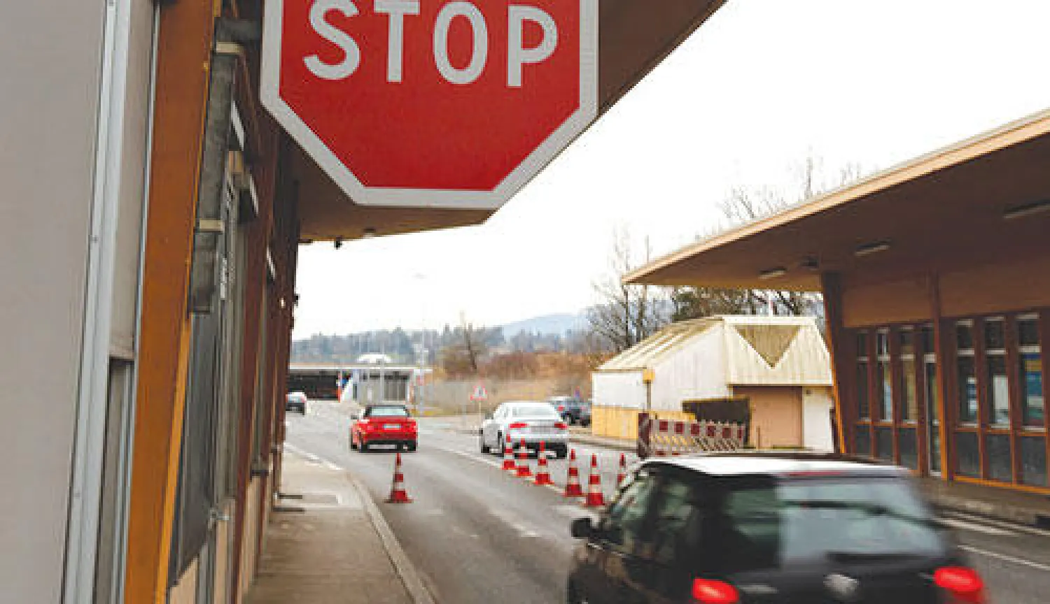 سيارات تمر عبر نقطة الحدود الفرنسية إلى داخل الأراضي السويسرية (رويترز)