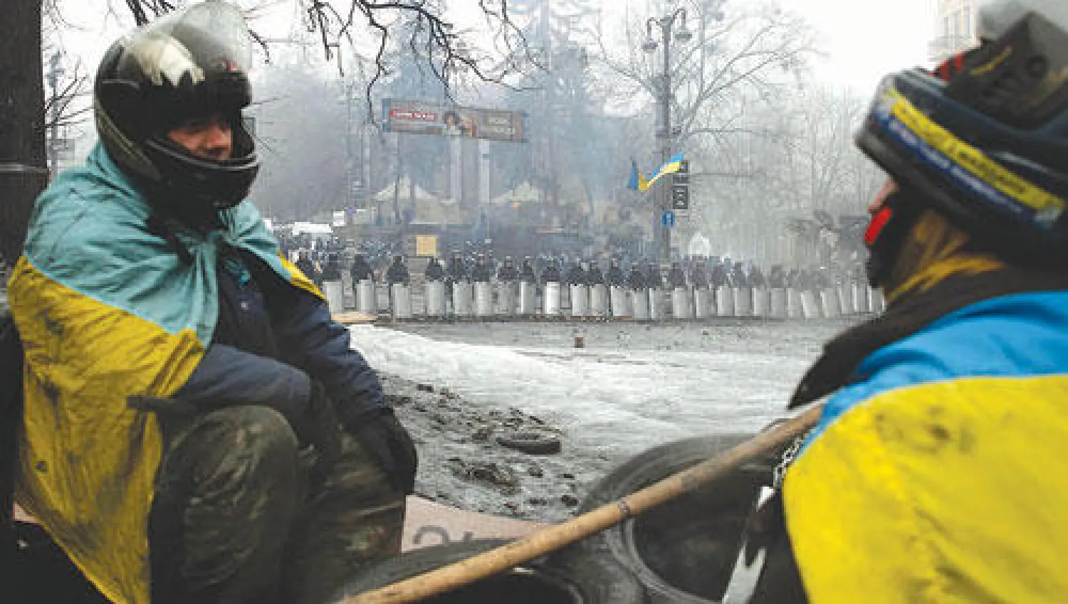 معارضان لتوجه الحكومة الأوكرانية نحو روسيا  في مواجهة قوات مكافحة الشغب في العاصمة كييف أمس (رويترز)