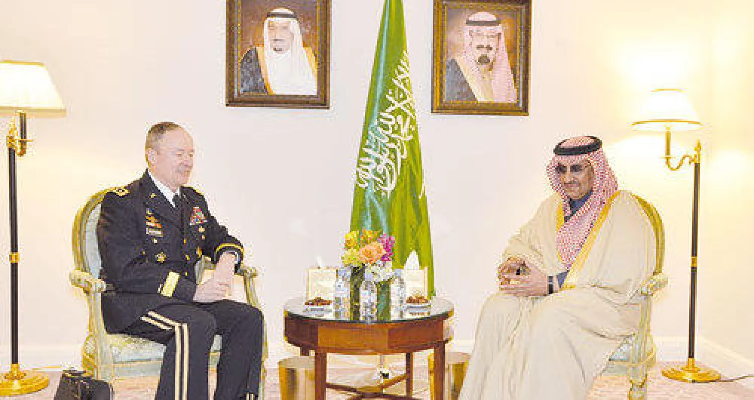 الأمير محمد بن نايف لدى استقباله الفريق كيث الكساندر في واشنطن أمس (واس)