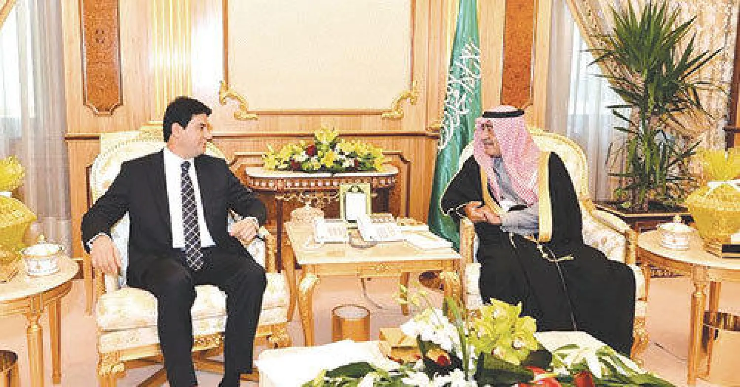 الأمير مقرن بن عبد العزيز  لدى استقباله السفير الليبي في قصر اليمامة، أمس (واس)