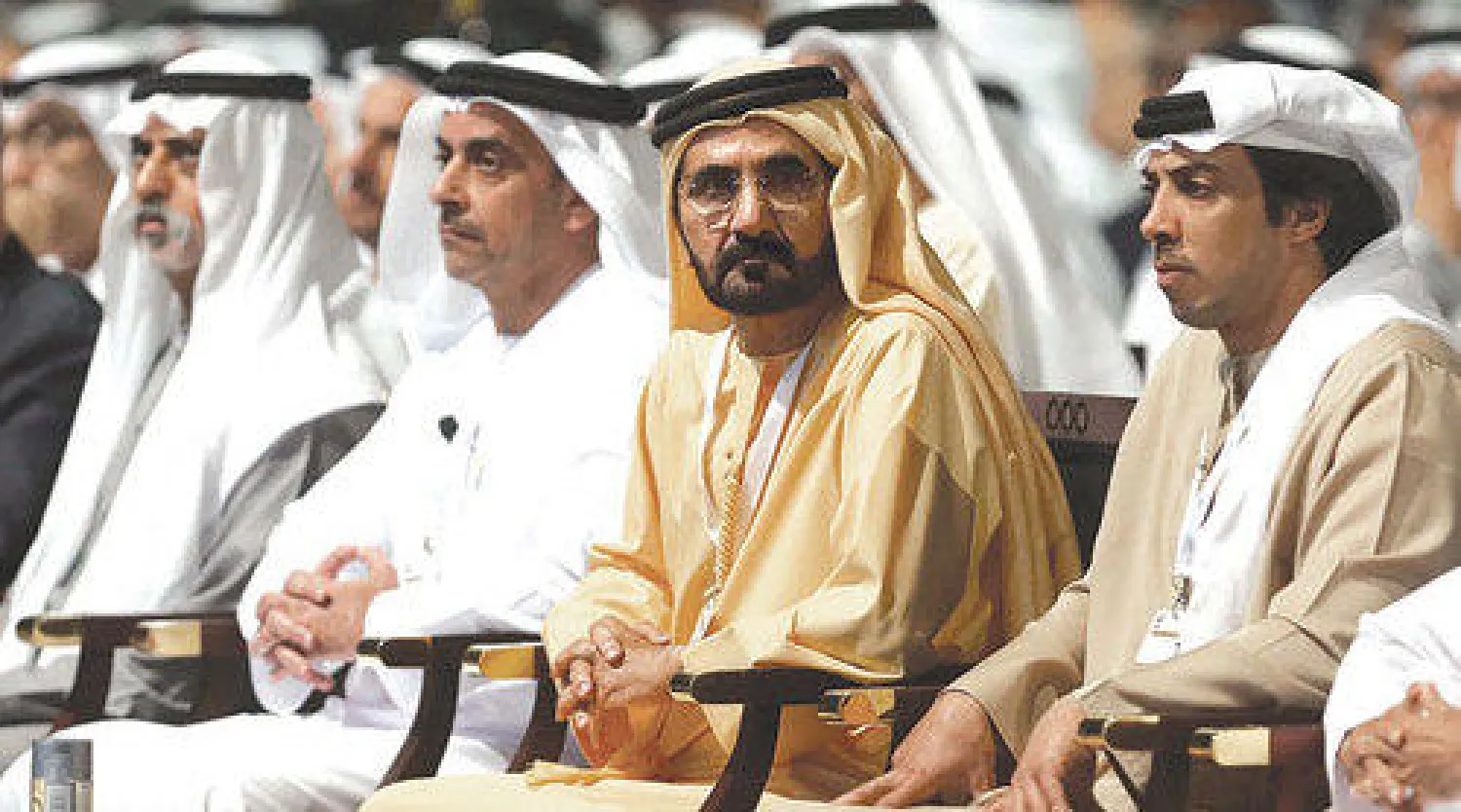 الشيخ محمد بن راشد وعدد من المسؤولين خلال افتتاح أعمال اليوم من القمة الحكومية في دبي أمس (أ.ف.ب)
