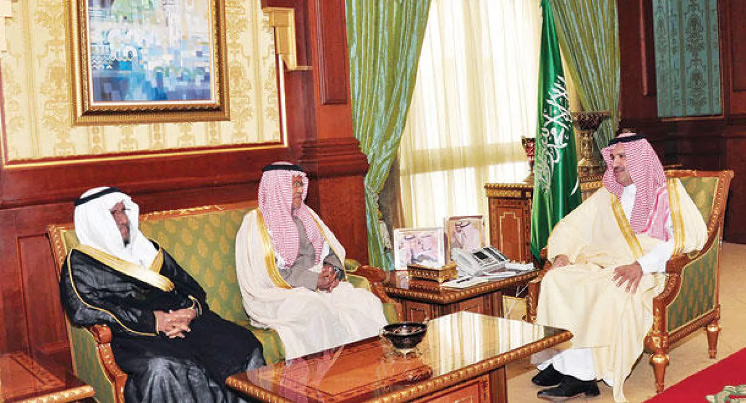 الأمير فيصل بن سلمان لدى استقباله في مكتبه د. عبد الله بن عبد الرحيم عسيلان