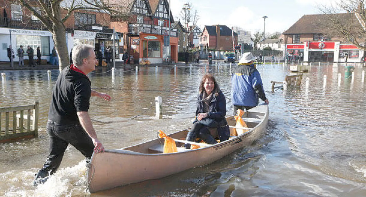 قرية داشيت القريبة من منطقة ويندسور التي تقع فيها قلعة ويندسور الشهيرة التابعة للملكة البريطانية إليزابيث الثانية غرقت بالمياه ايضا (أ.ب)