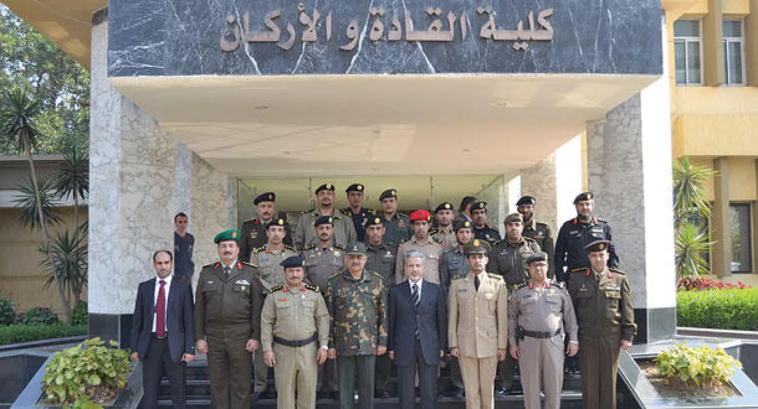 السفير قطان مع الدارسين السعوديين ومسؤولي كلية القادة والأركان المصرية («الشرق الأوسط»)