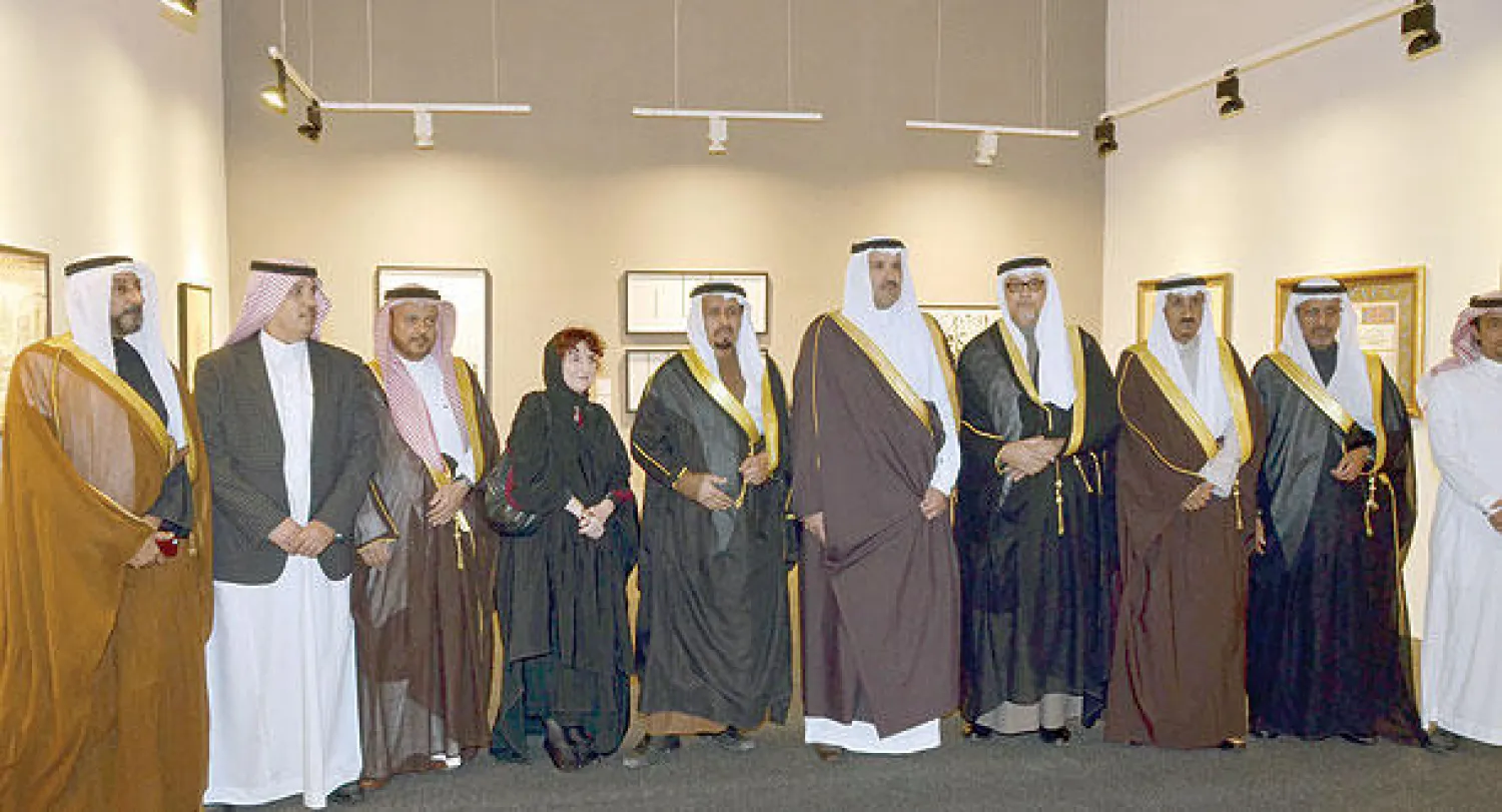 الأمير فيصل بن سلمان يتوسط بعض النخب من حضور معرض «حروف وإضاءات» في المدينة أمس (واس)