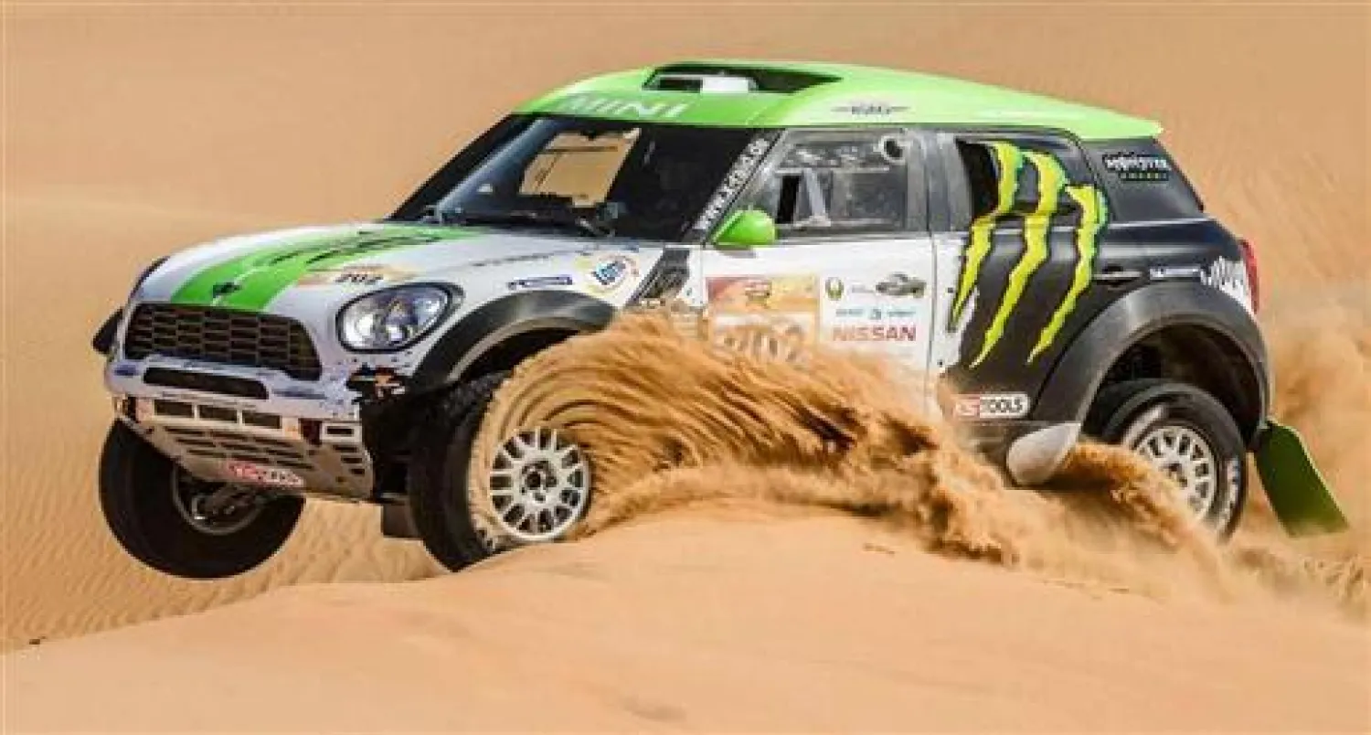 إيقاف متسابقي رالي سيارات سعوديين