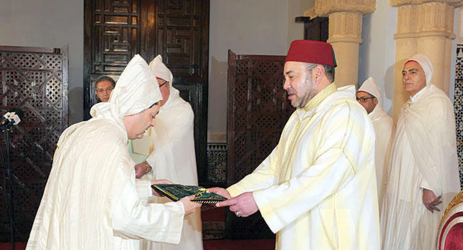 الملك محمد السادس لدى استقباله أمس محمد فاضل بنيعيش  الذي عينه سفيرا لبلاده لدى إسبانيا (ماب)