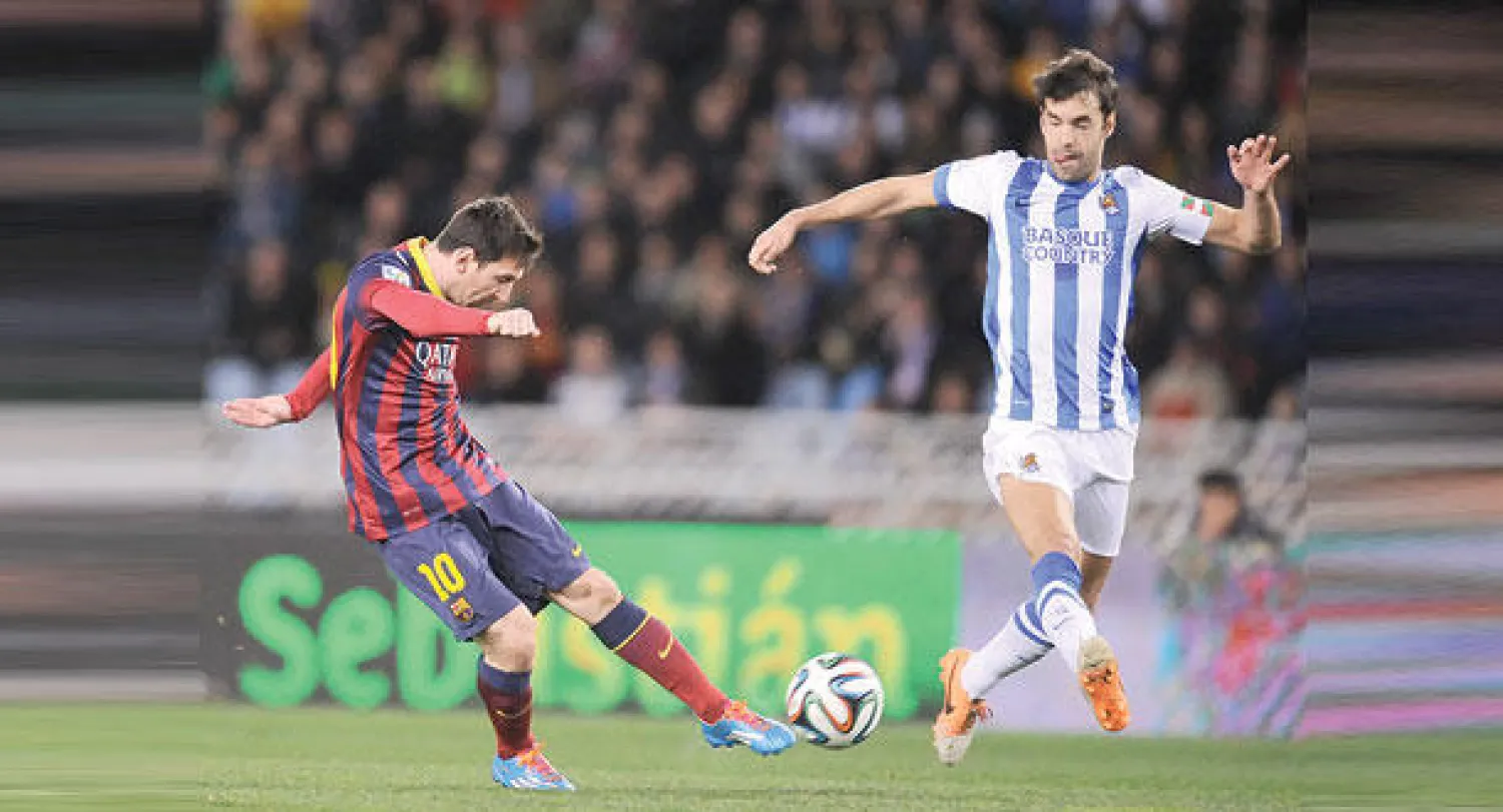 ميسي يصوب نحو مرمى سوسييداد ليحرز هدف برشلونة الذي قاده للنهائي (أ.ب)