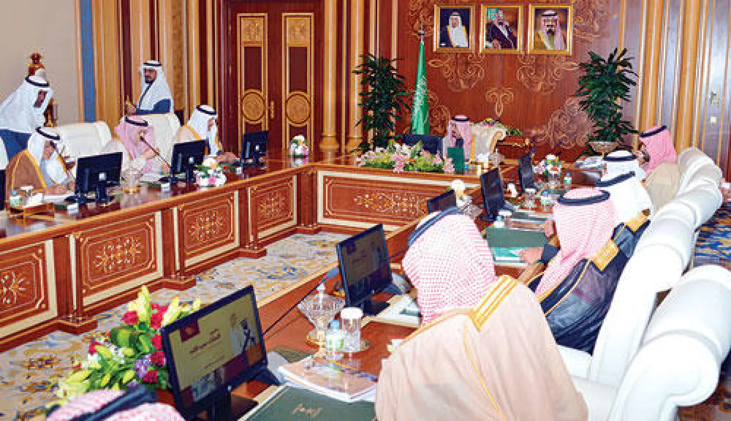 الأمير سلمان خلال مناقشة مشروع الملك عبد الله للتراث الحضاري مع أعضاء دارة الملك عبد العزيز أمس وفي الصورة الأمير سلطان بن سلمان رئيس الهيئة العامة للسياحة والآثار (واس)