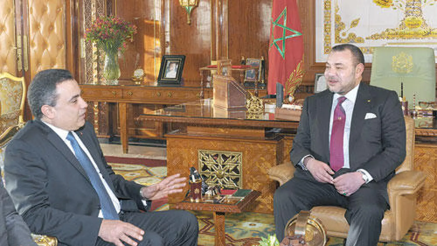 الملك محمد السادس لدى استقباله مهدي جمعة رئيس الحكومة التونسية في القصر الملكي بالرباط أمس (ماب)