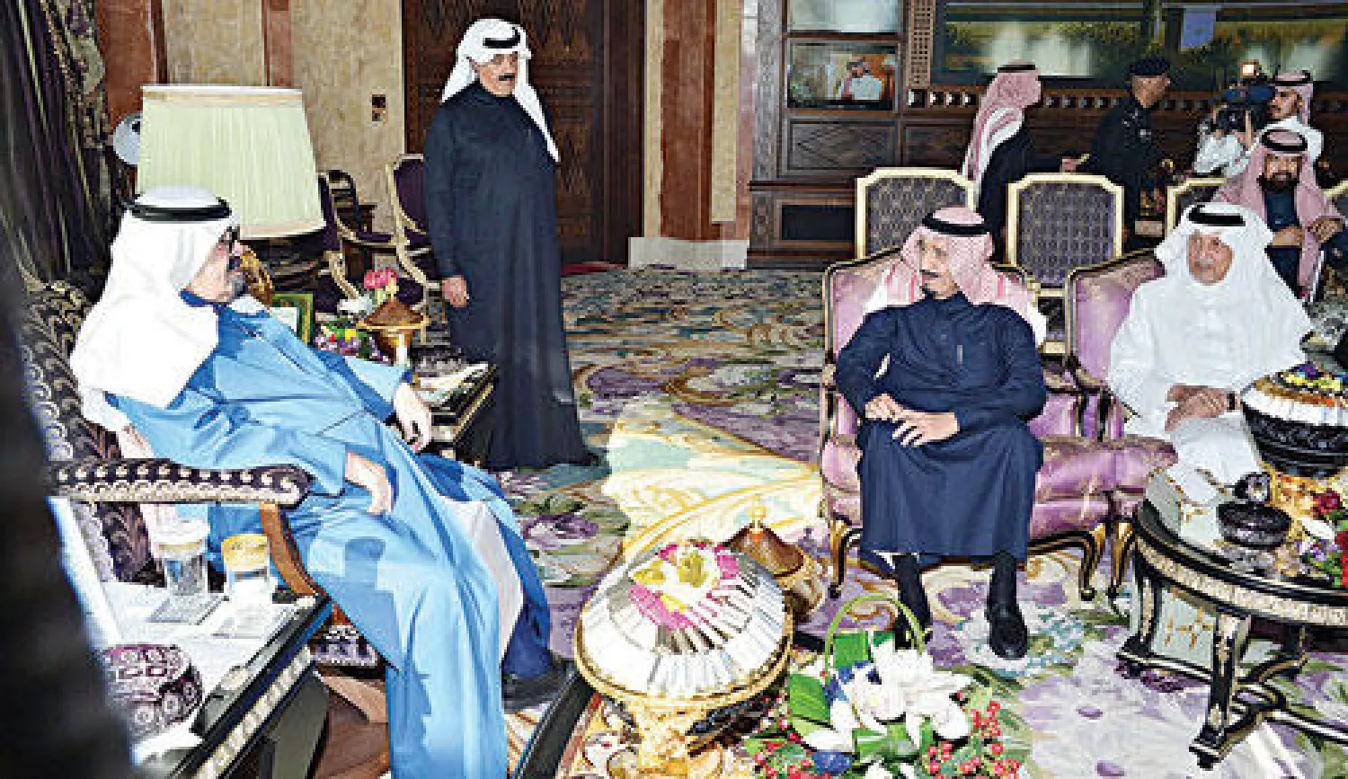 الملك عبد الله بن عبد العزيز لدى استقباله ولي العهد السعودي والأمراء في روضة خريم أمس (واس)