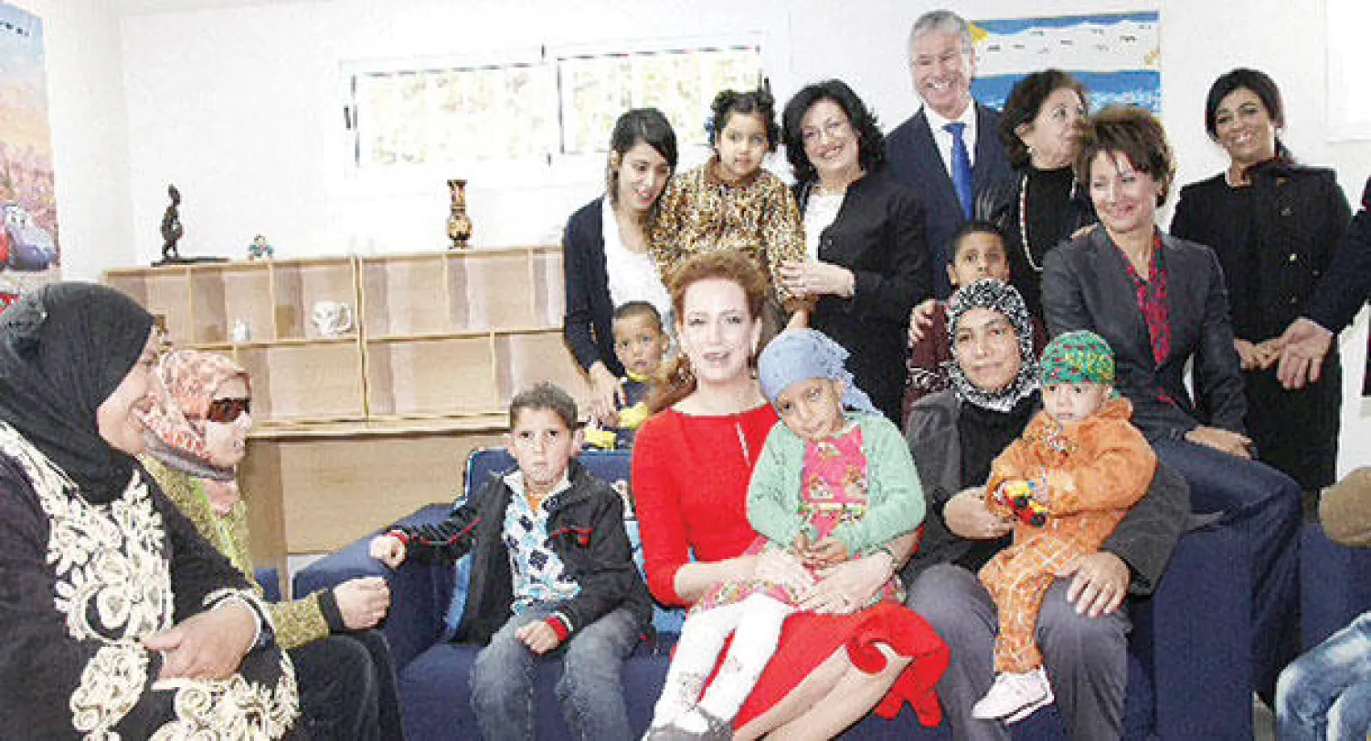 الأميرة للا سلمى في صورة تذكارية مع الأطفال المصابين بالسرطان المقيمين في دار المستقبل بالرباط أمس (ماب)