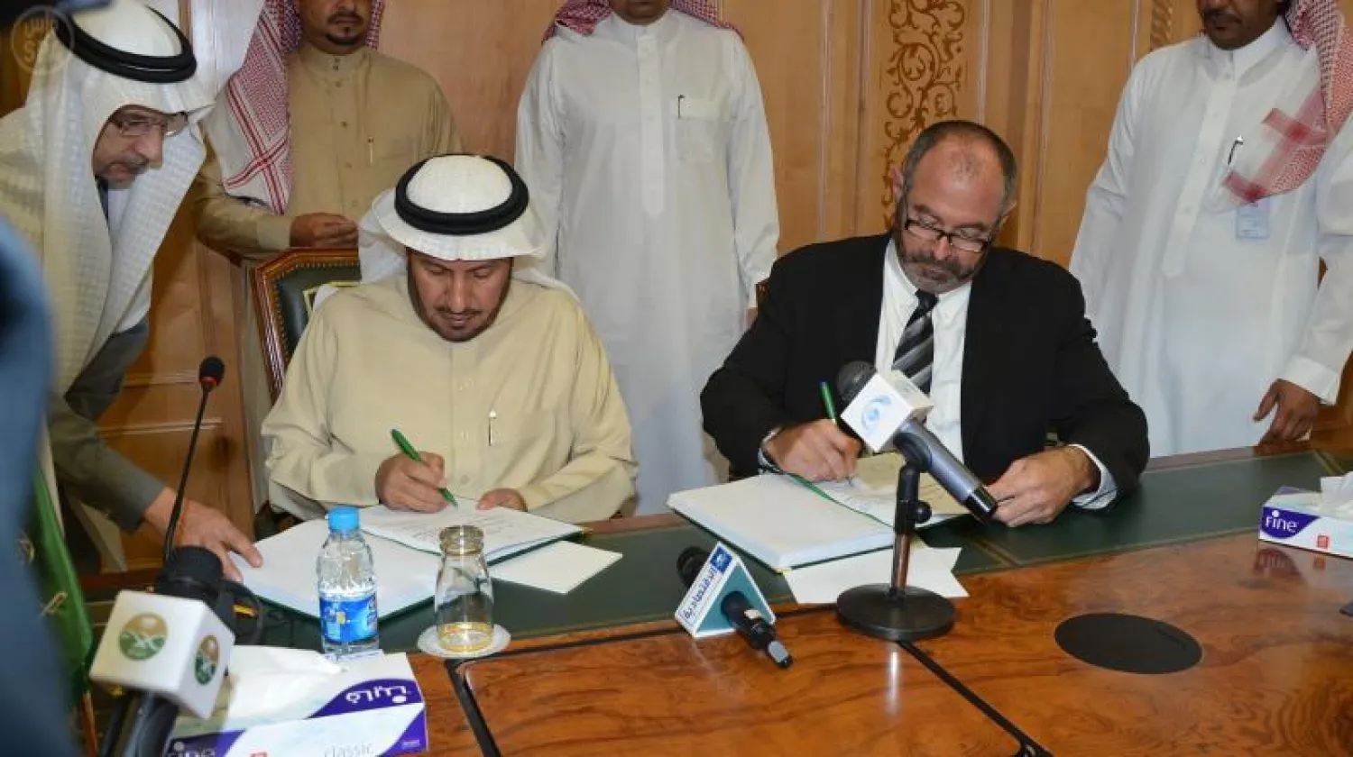 وزير الصحة السعودي الدكتور عبد الله الربيعة لدى توقيعه عقد تأمين الغسيل الكلوي (واس)