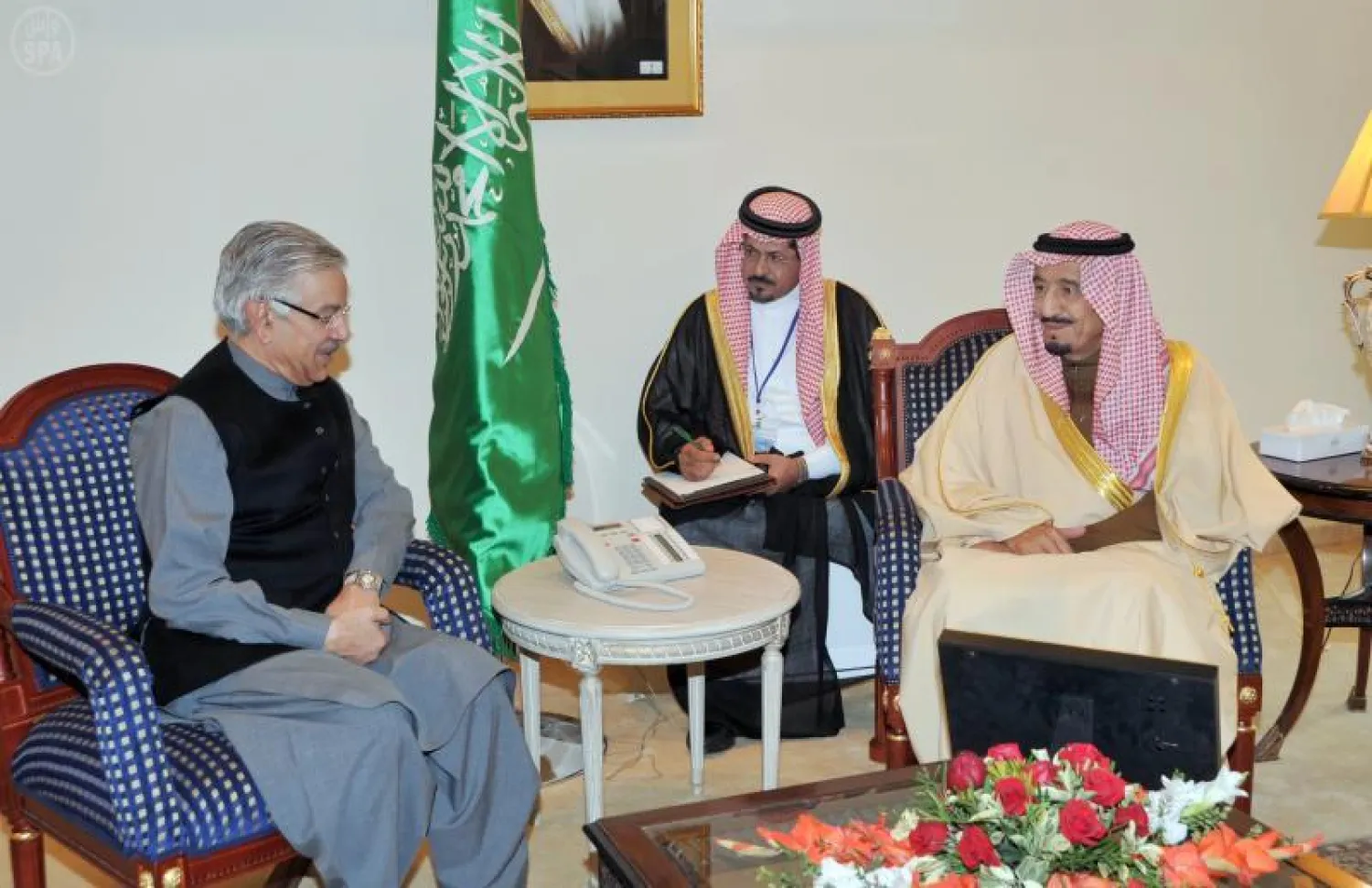 الأمير سلمان لدى لقائه بوزير الدفاع الباكستاني (واس)