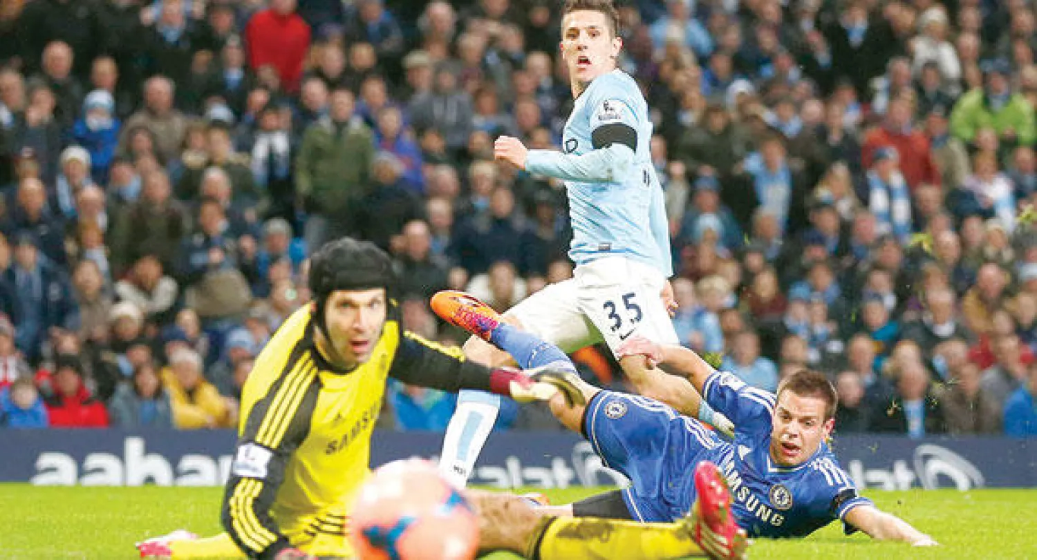 يوفيتش نجم سيتي (يمين) يتابع تسديدته وهي في طريقها إلى شباك تشيك حارس تشيلسي (رويترز)