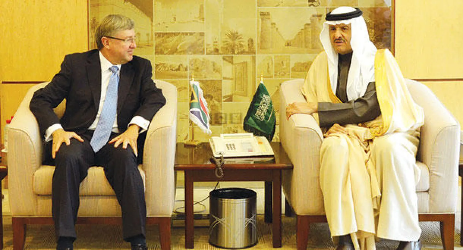 الأمير سلطان بن سلمان أثناء لقائه مع مارثينوس فان سكالكويك، وزير السياحة الجنوب أفريقي (واس)