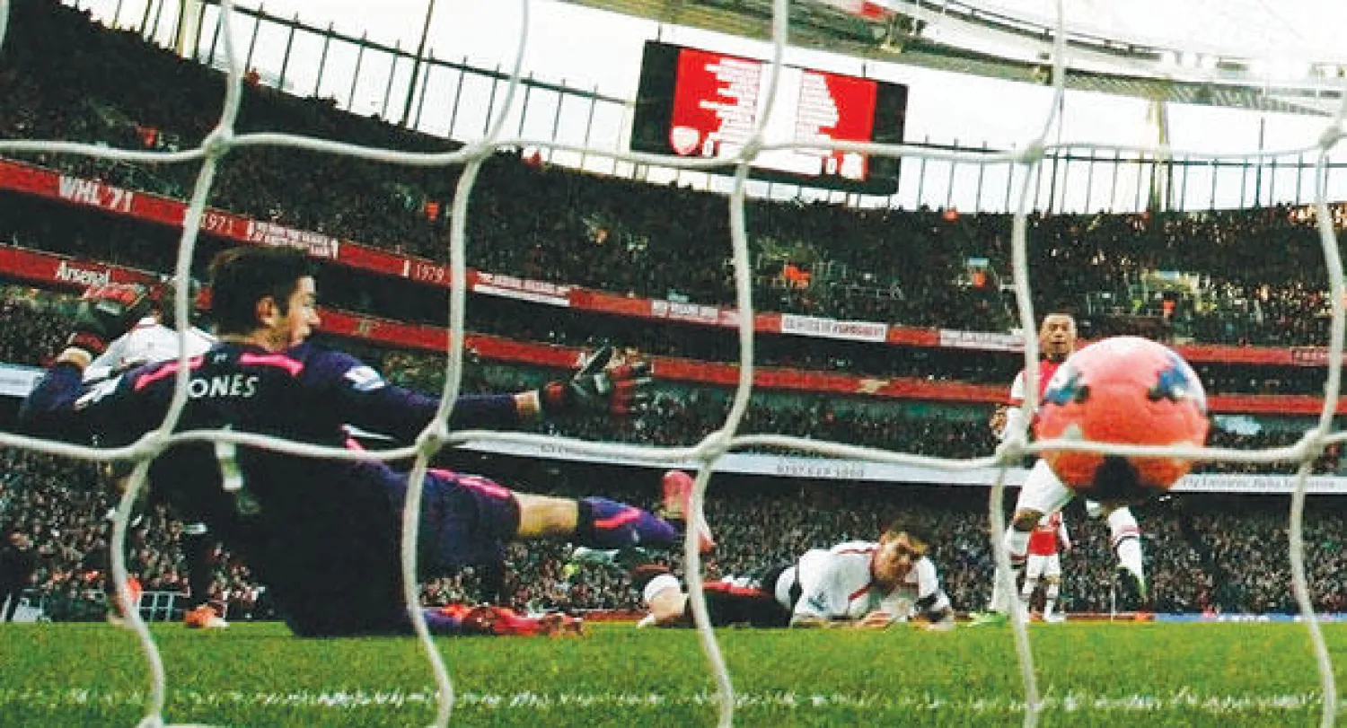 تسديدة تشمبرلين لاعب آرسنال تسكن شباك حارس ليفربول لتقود فريقه إلى ربع النهائي (أ.ب)