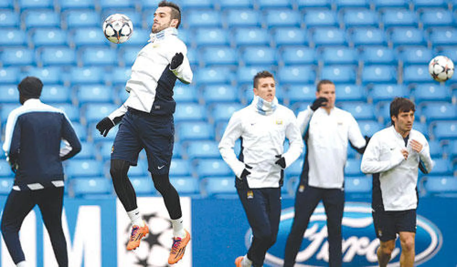 نيجريدو مهاجم سيتي يستعرض بالكرة خلال تدريبات فريقه أمس استعدادا لمواجهة برشلونة اليوم (رويترز)