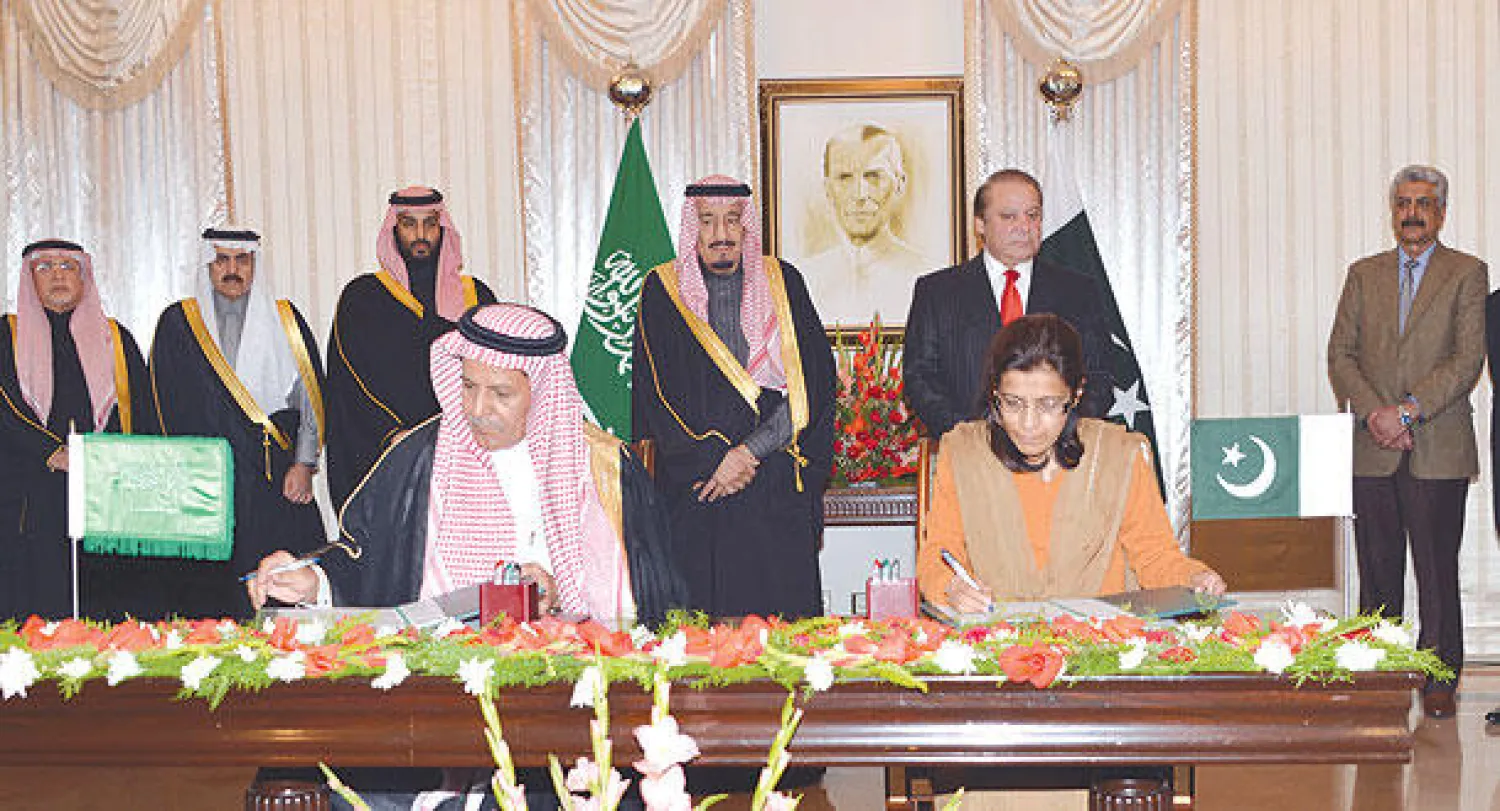 ولي العهد السعودي ورئيس الوزراء الباكستاني لدى رعايتهما توقيع الاتفاقيات الاقتصادية بين البلدين (واس)