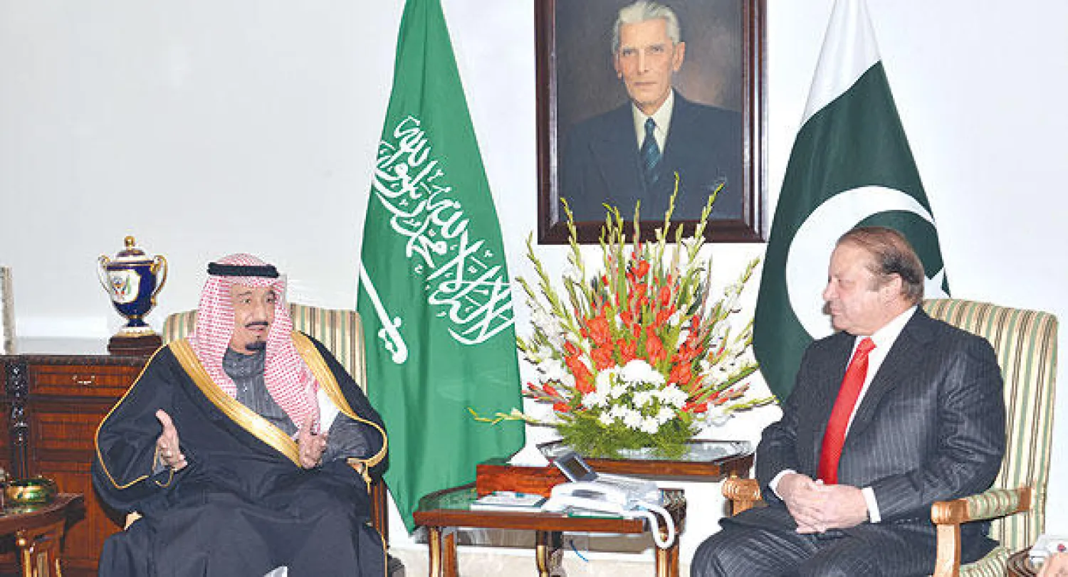 الأمير سلمان بن عبد العزيز لدى لقائه نواز شريف في إسلام آباد، أمس (واس)