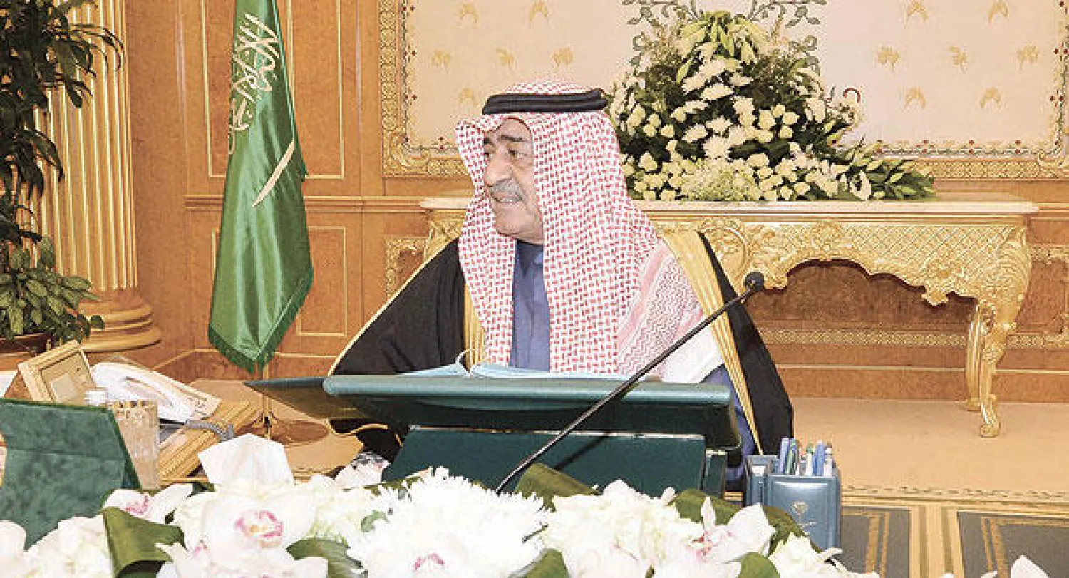 الأمير مقرن بن عبد العزيز لدى ترؤسه أمس جلسة مجلس الوزراء في الرياض أمس  (واس)