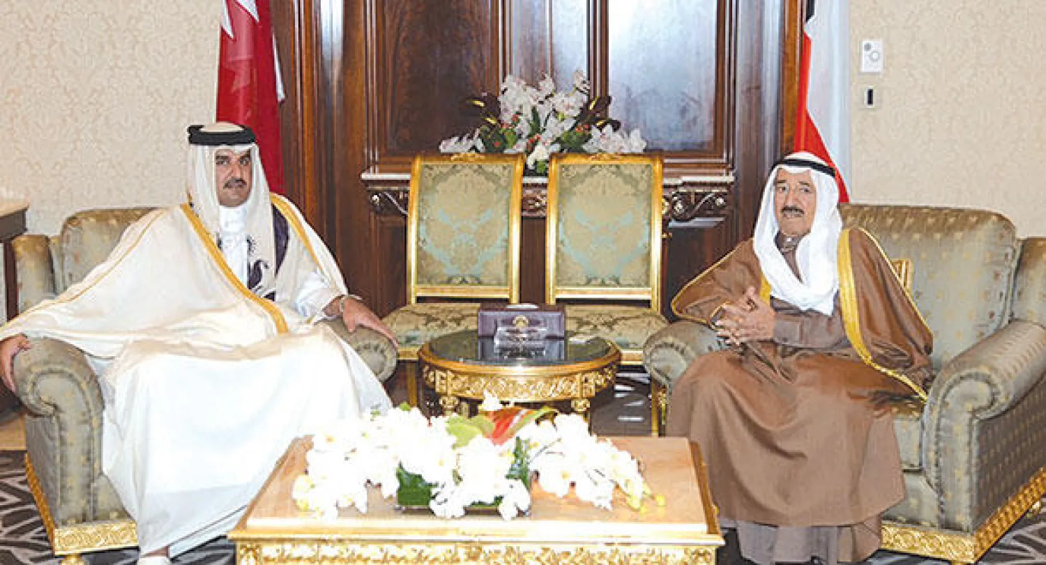 أمير الكويت الشيخ صباح الأحمد الصباح لدى استقباله أمير قطر الشيخ تميم بن حمد في الكويت أمس
