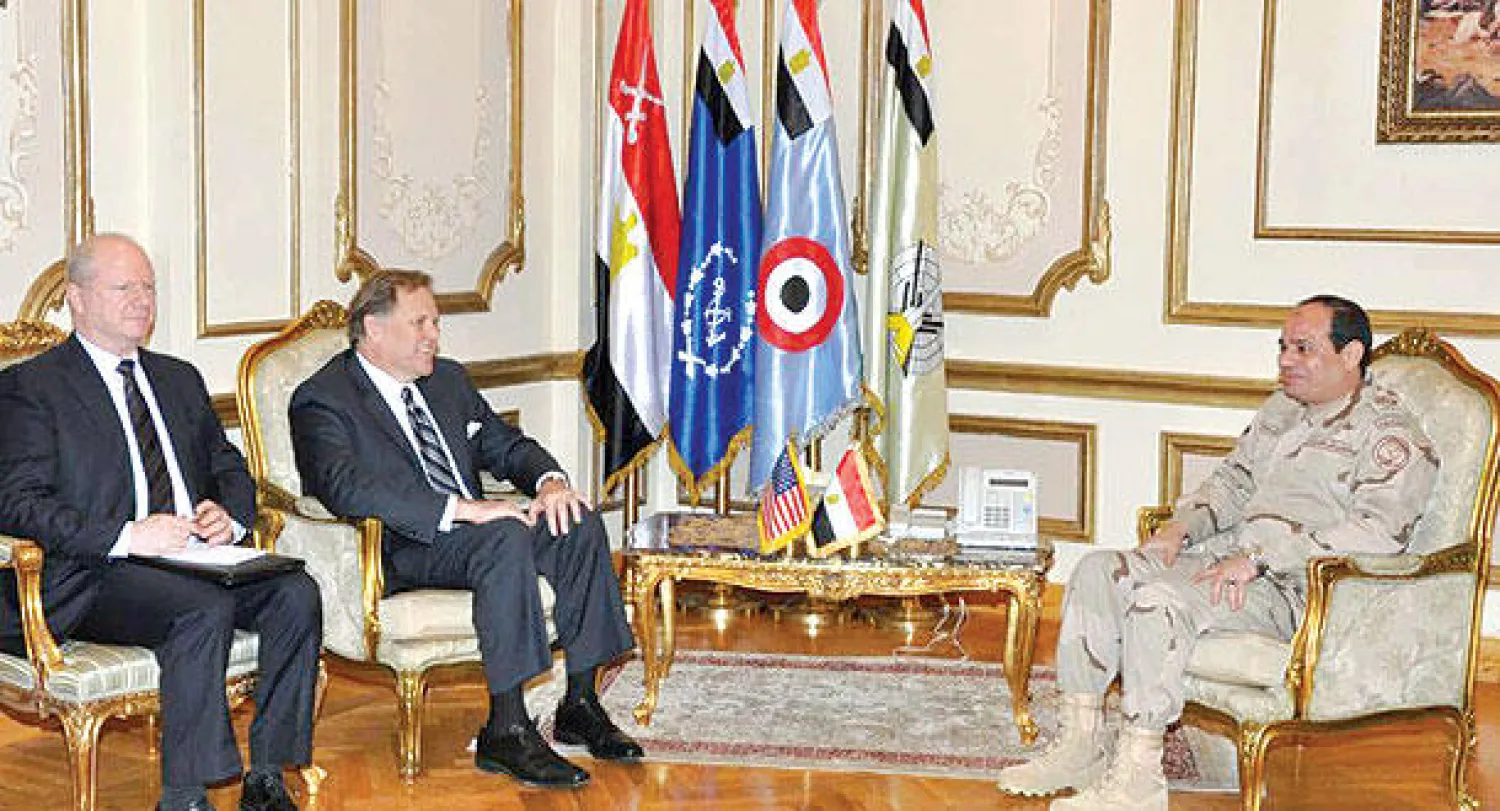 قائد الجيش المصري المشير عبد الفتاح السيسي خلال استقباله وفدا من الكونغرس الأميركي في القاهرة أمس (الموقع الرسمي للمتحدث العسكري)