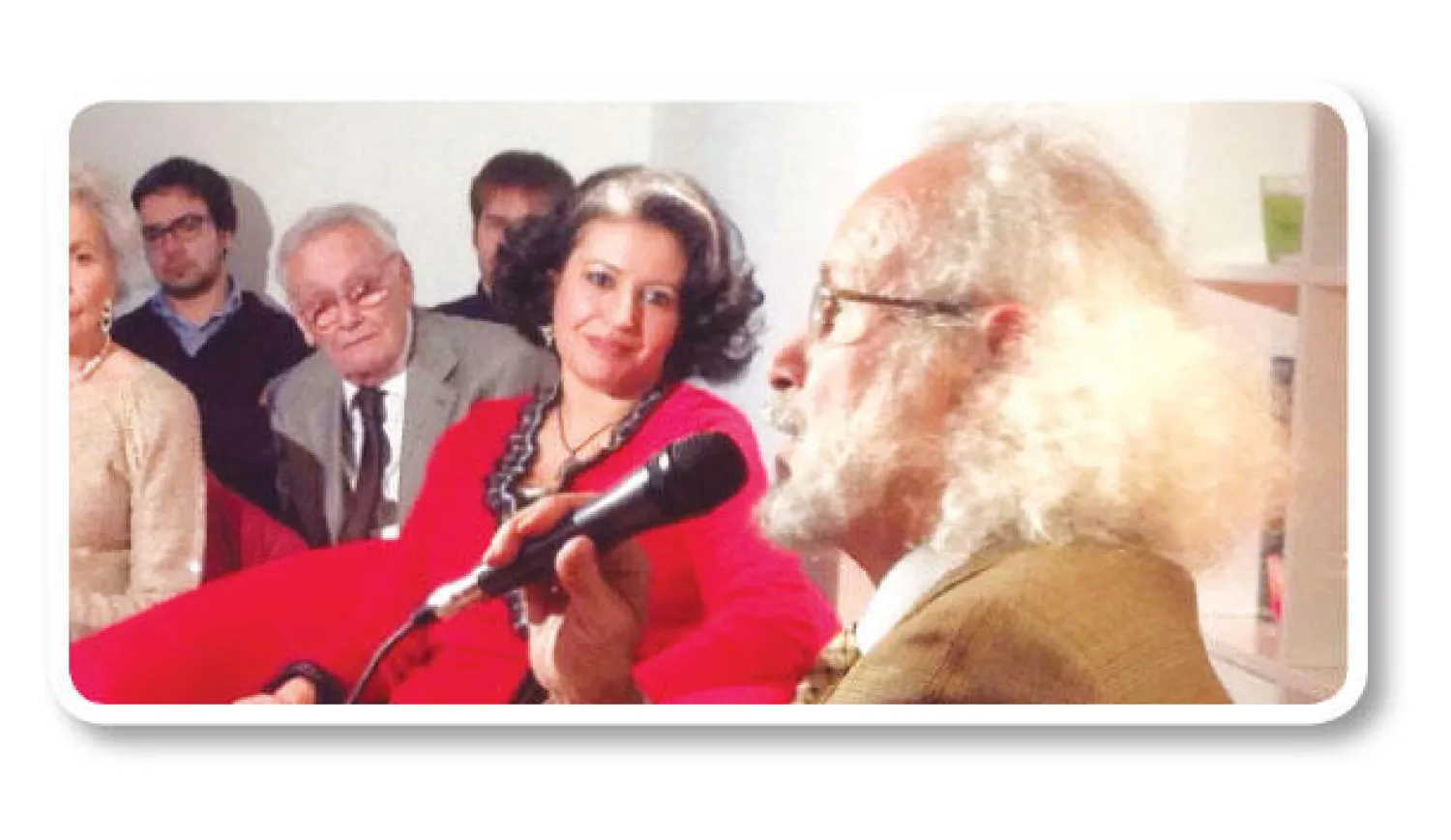 الشاعر الإيطالي جوزيبي نابوليتانو يلقي قصائده خلال أمسية شعرية في روما.. وبدت إلى جانبه الشاعرة والكاتبة المغربية دليلة حياوي (تصوير: لوتشيا باروتشي)