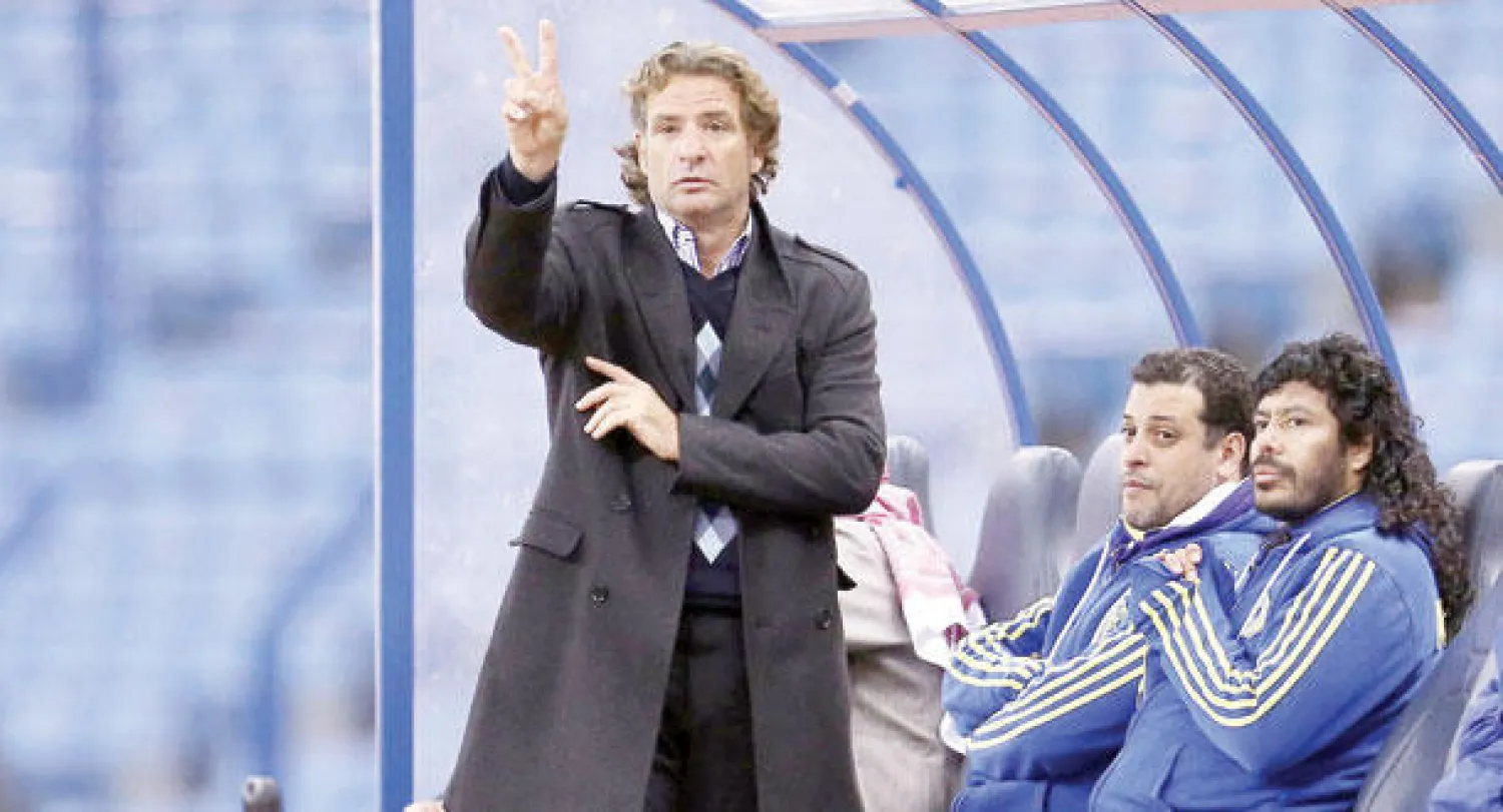 كارينيو يوجه لاعبيه خلال مباراة الفريق الأخيرة أمام الحزم في كأس الملك (تصوير: عبد العزيز النومان)