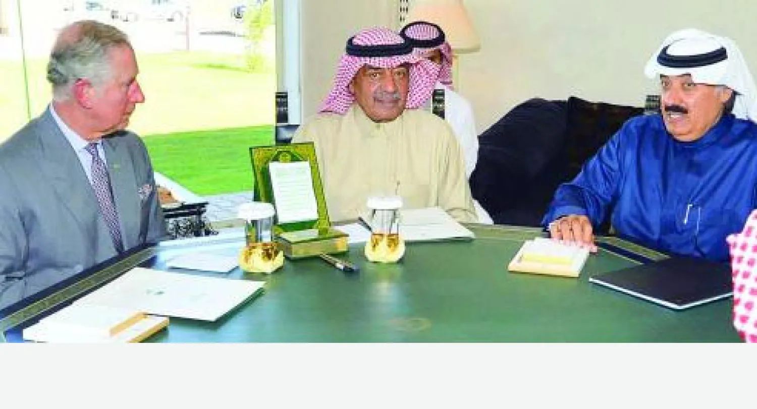 التقى الأمير مقرن بن عبد العزيز، النائب الثاني لرئيس مجلس الوزراء المستشار والمبعوث الخاص لخادم الحرمين الشريفين، يوم أمس، الأمير تشارلز ولي عهد بريطانيا أمير ويلز، في مزرعة خادم الحرمين الشريفين بالجنادرية.
ورحب النائب الثاني بالأمير تشارلز والوفد المرافق له، منوها بما يربط البلدين الصديقين من روابط وثيقة، ومشيدا بالتعاون البناء بين السعودية والمملكة المتحدة في مختلف المجالات، بينما عبر أمير ويلز من جهته عن شكره وتقديره للأمير مقرن بن عبد العزيز على حسن الاستقبال وكرم الضيافة، مشيدا بالعلاقات التي تربط البلدين والشعبين. وجرى خلال اللقاء الذي يأتي في إطار اللقاءات الودية بين البلدين، بحث العلاقات الثنائية وسبل تطويرها «لما فيه صالح البلدين والشعبين الصديقين».