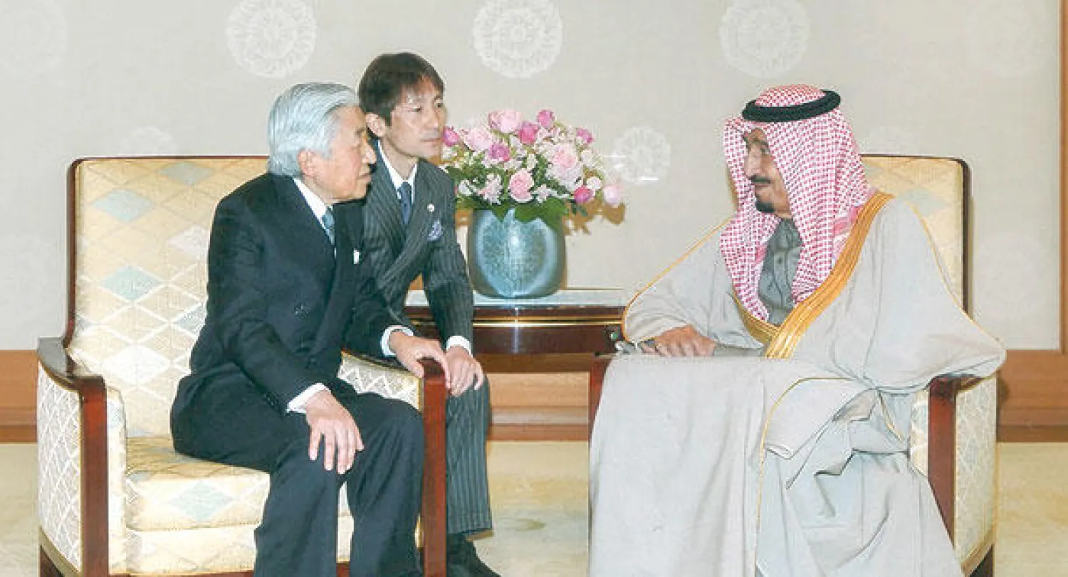 ولي العهد السعودي مع إمبراطور اليابان، في القصر الإمبراطوري بطوكيو، أمس (رويترز)