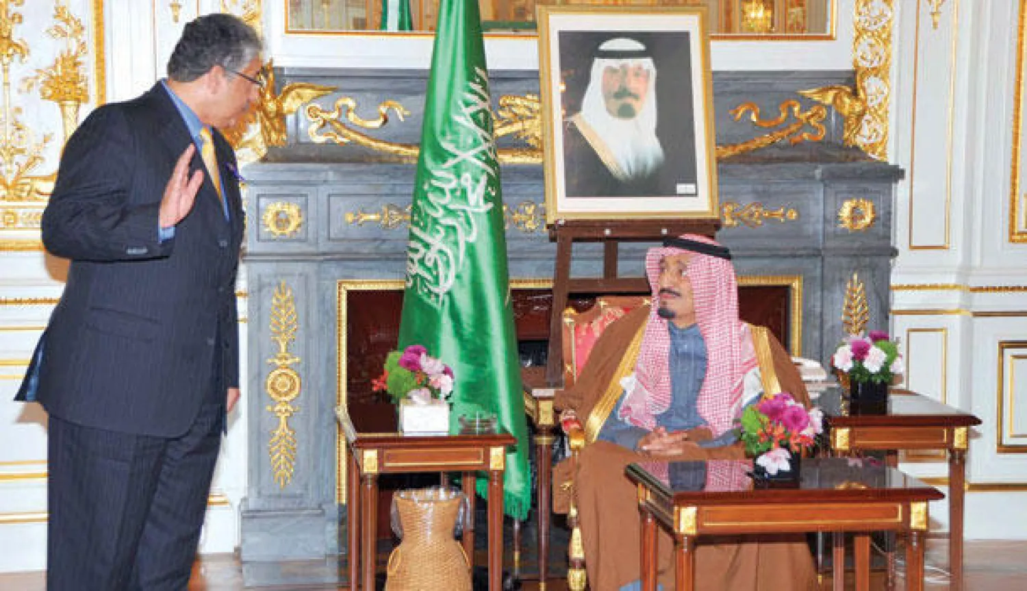 الأمير سلمان بن عبد العزيز يطلع على عرض عن معرض {استثمر في السعودية} بطوكيو أمس (واس)