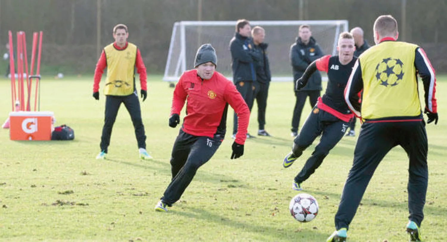 روني (في الوسط) خلال تدريبات فريقه بعد أن حسم بقاءه حتى عام 2019 مع يونايتد (أ.ب)