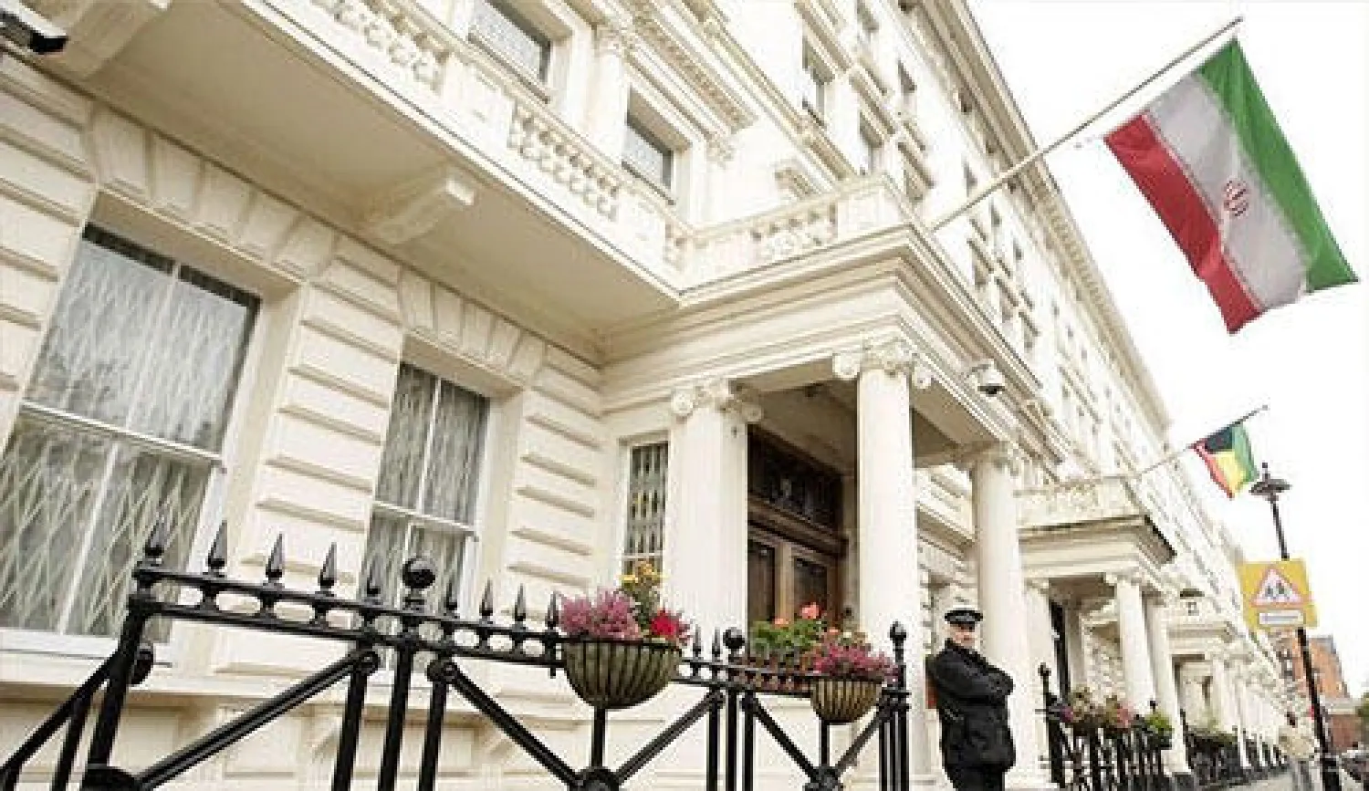 العلم الإيراني يرفرف فوق مقر القنصلية الإيرانية في لندن بعد أكثر من عامين من غلقها (أ.ب)