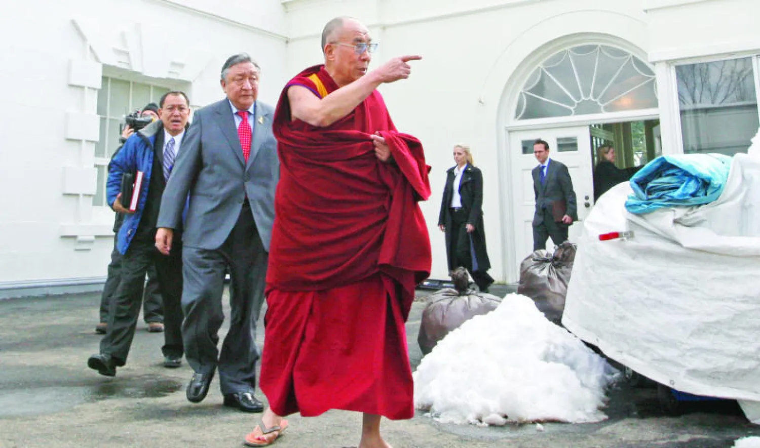 الدالاي لاما لدى مغادرته البيت الأبيض بعد اجتماع مع أوباما في 18 فبراير 2010 (أ.ب)